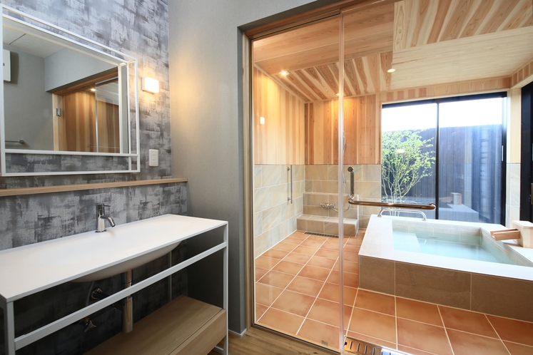 【客室浴室】広々とした客室のお風呂は“天然温泉”ゆったり足を伸ばして湯浴みをお楽しみください