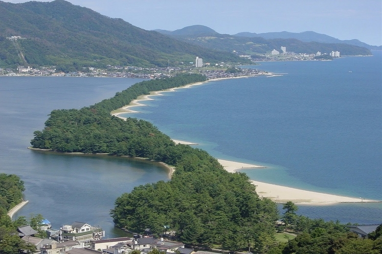 日本三景のひとつ、天橋立。天橋立よりお車で8分の場所に当館はございます。