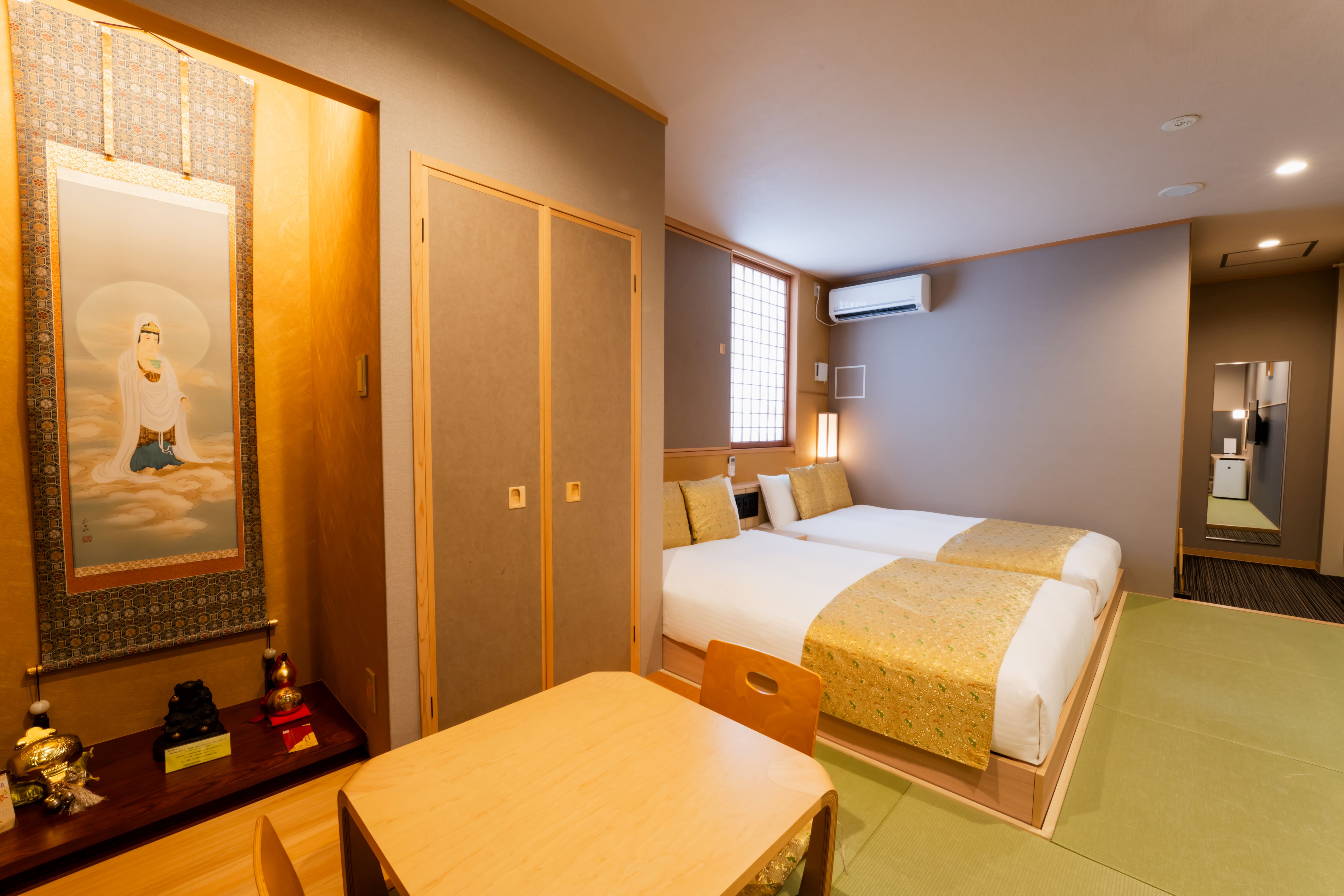 金色の色調の華やかなお部屋、商売繁盛や開運を祈願される方におすすめです