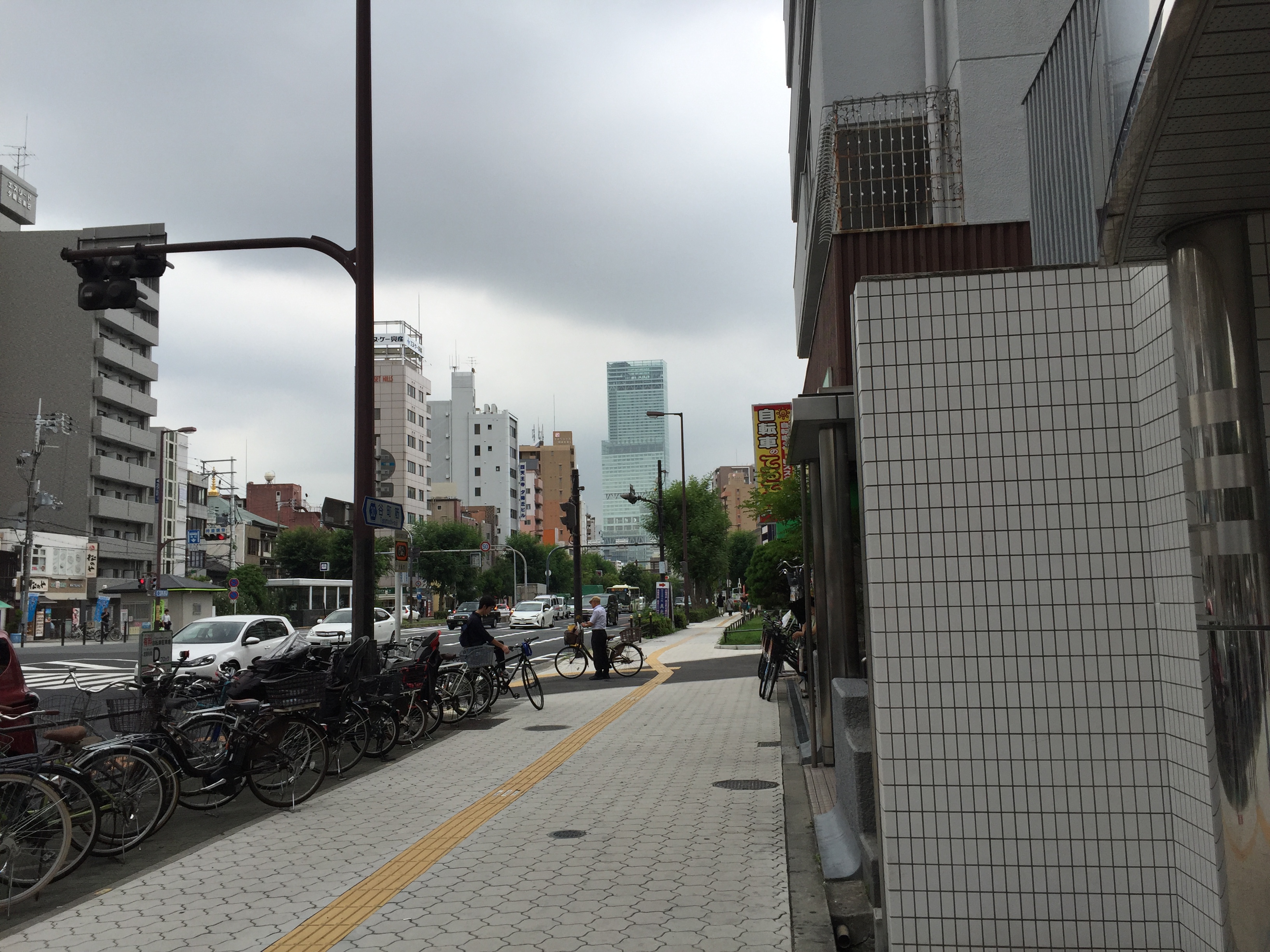 【アクセス】 3.「5番出口」を出たら右手へ進みます。ハルカスが見えてきます。