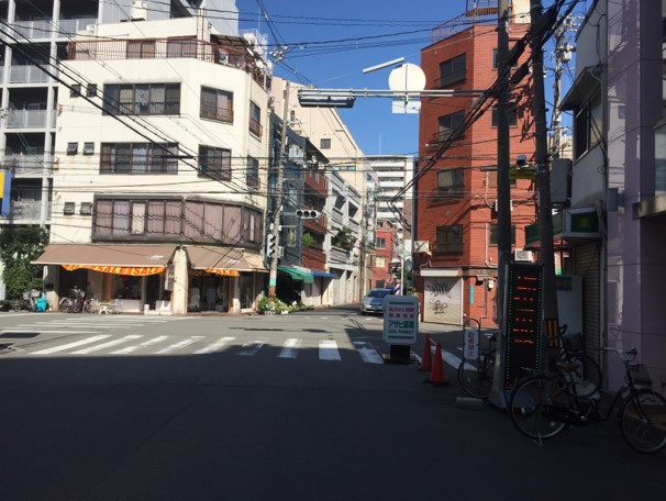 【アクセス】 4.一つ目の交差点を道なりにまっすぐ進みます。