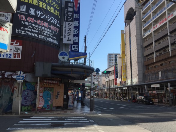 【アクセス】 3.日本橋筋商店街の東5の看板が見えてきたら左手へ曲がります。