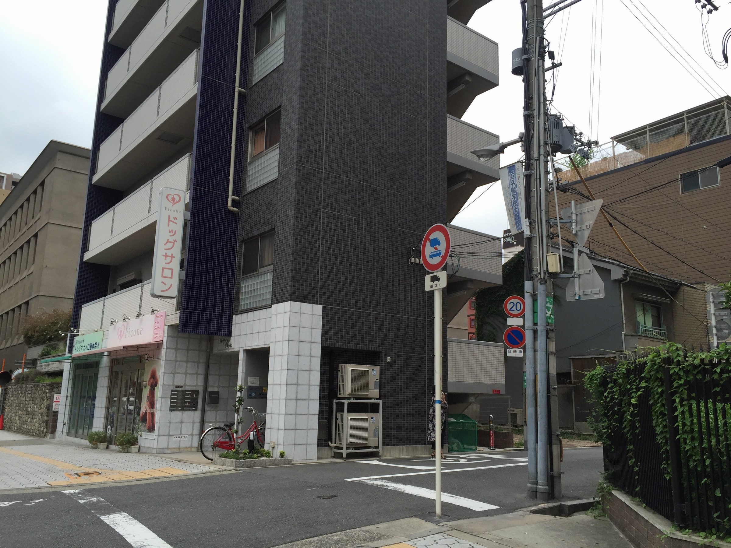 【アクセス】 5.大阪星光学院さんを通りすぎて、ドックサロンさんのビルの手前の角を右手へ曲がります。