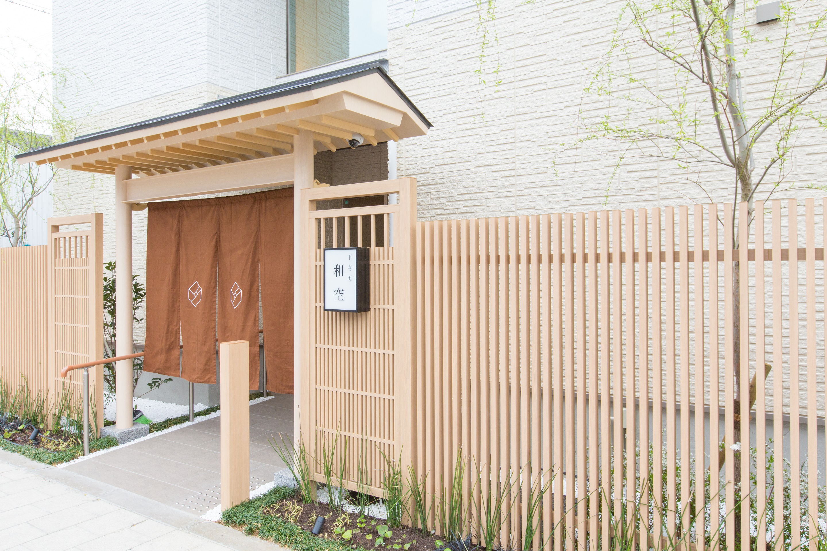 【アクセス】 8.暖簾のかかった入り口が和空下寺町です。皆様のお越しをお待ち申し上げています。