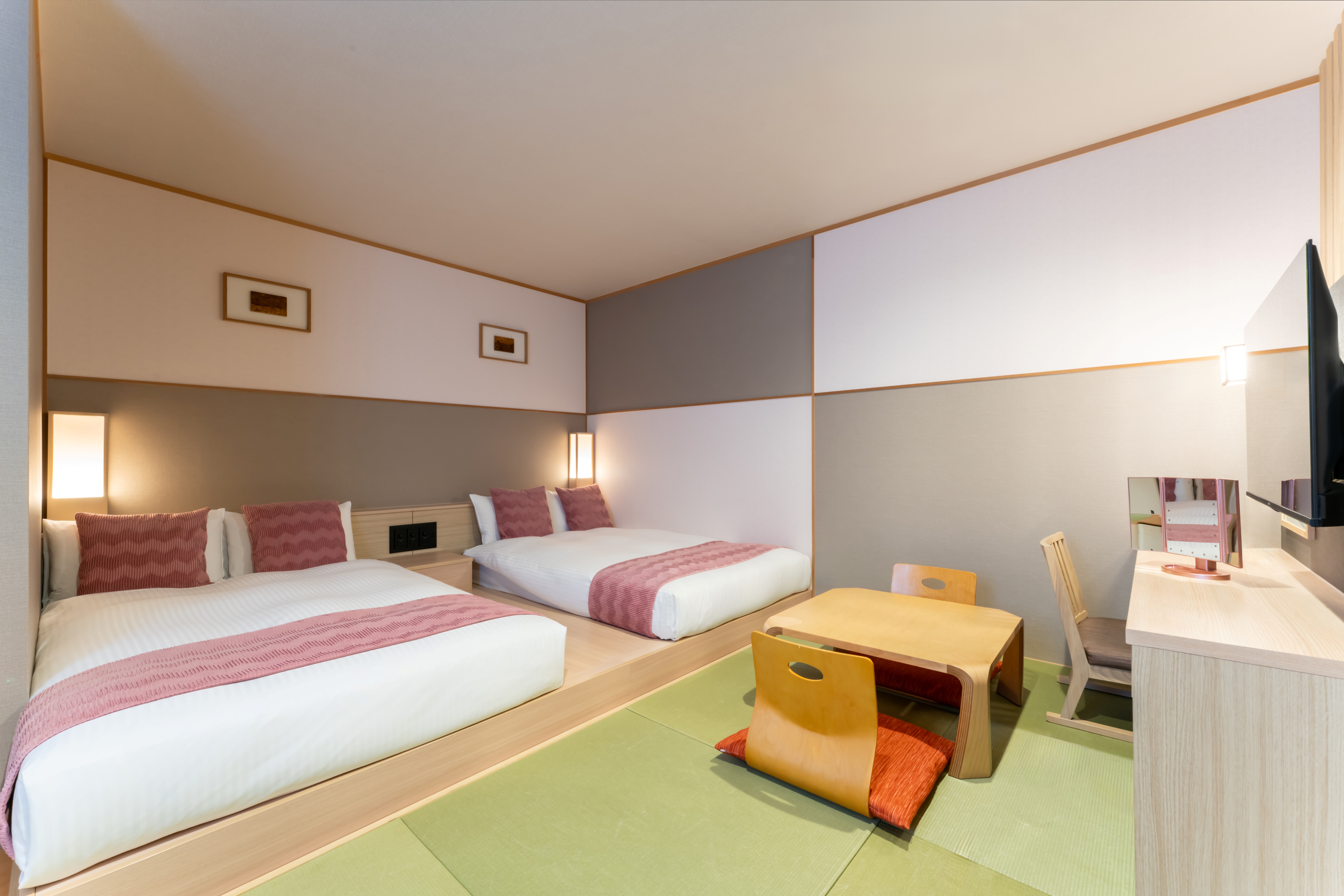 ピンクの色調がかわいらしい館内で一番ゆったりとしたお部屋です