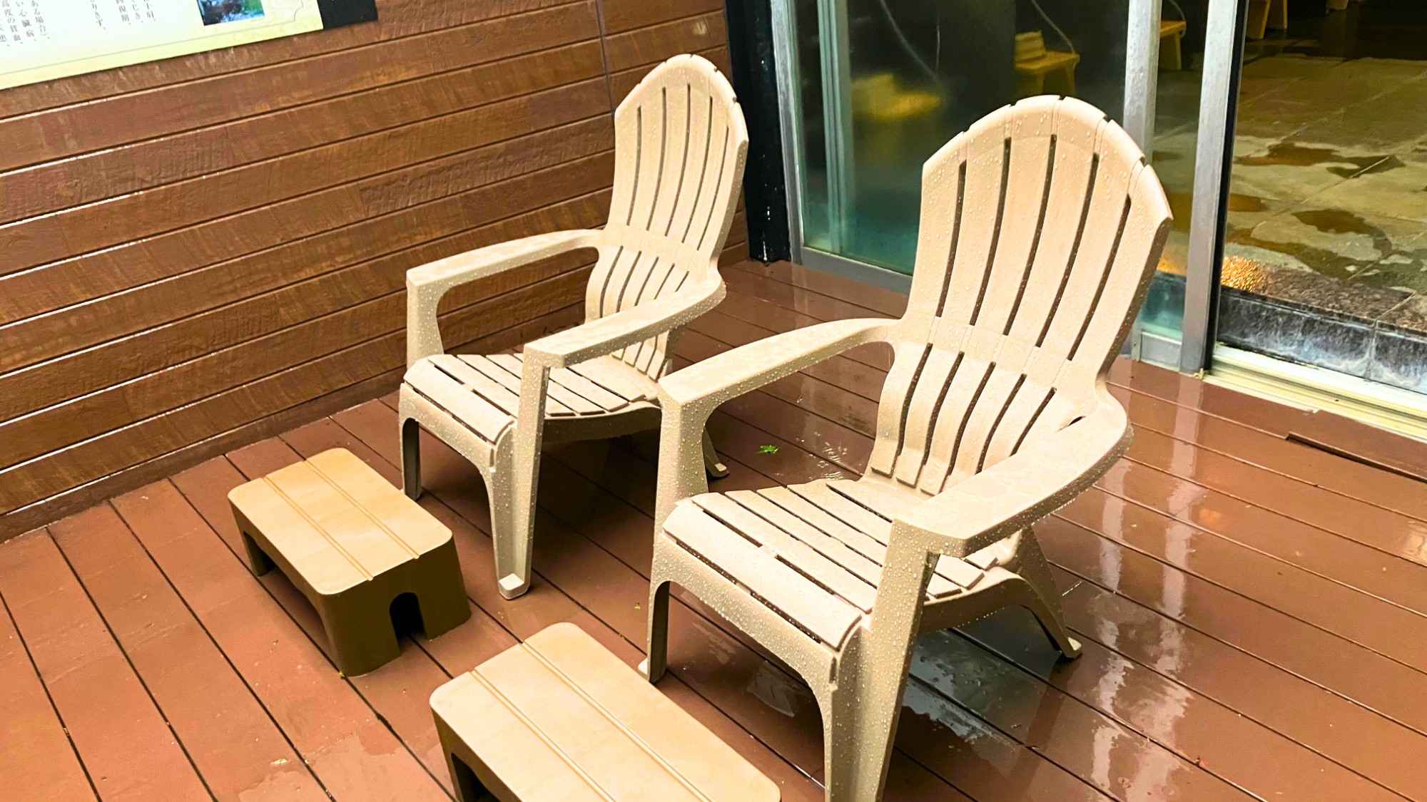 外気浴スペースには整い椅子もご用意。