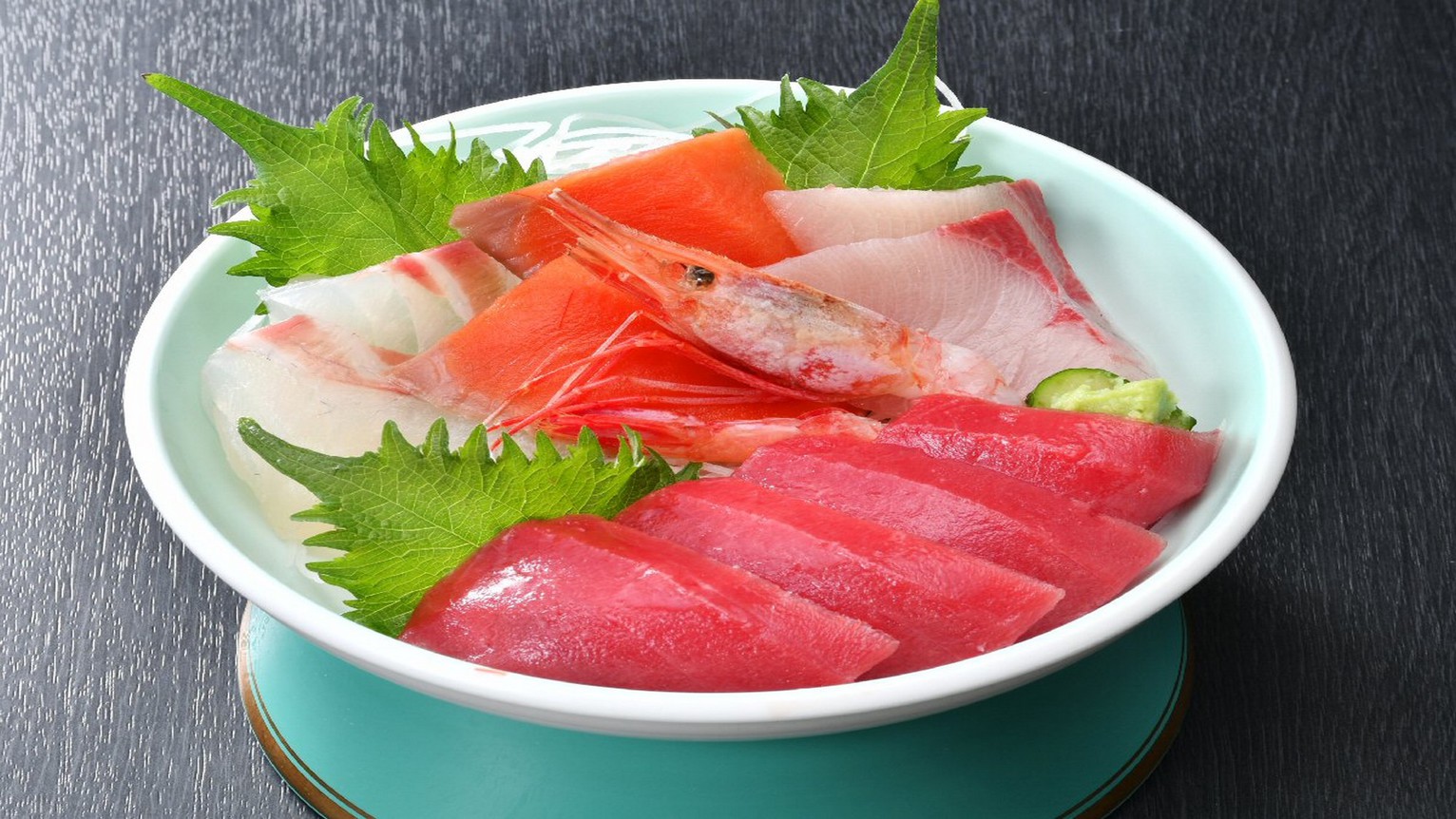 黒石の特産品プレゼント【お食事グレードアップ】まぐろの最高峰！大間まぐろを含むお刺身５種盛り付き♪