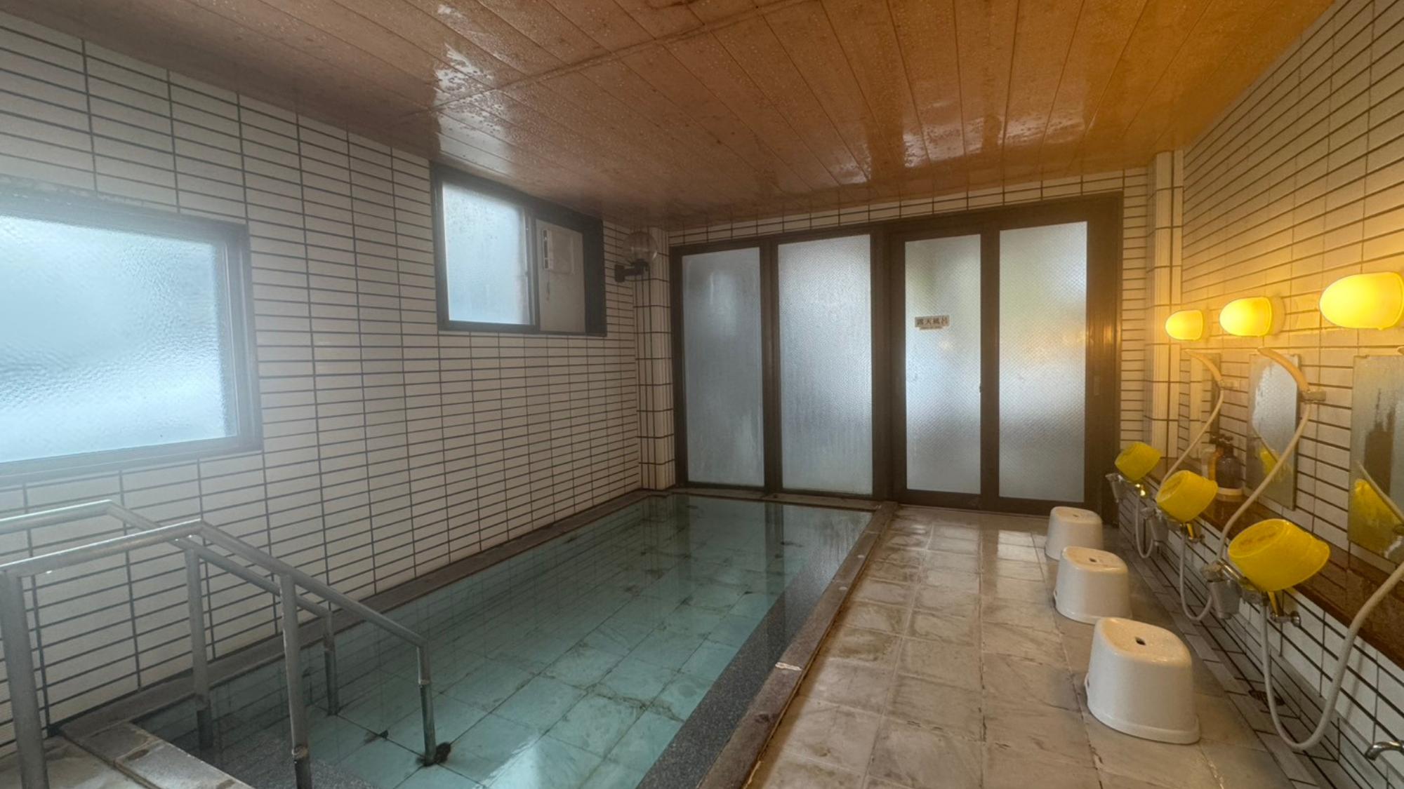 【温泉】湯面ゆらぐ灯りに癒やされる宵の湯 