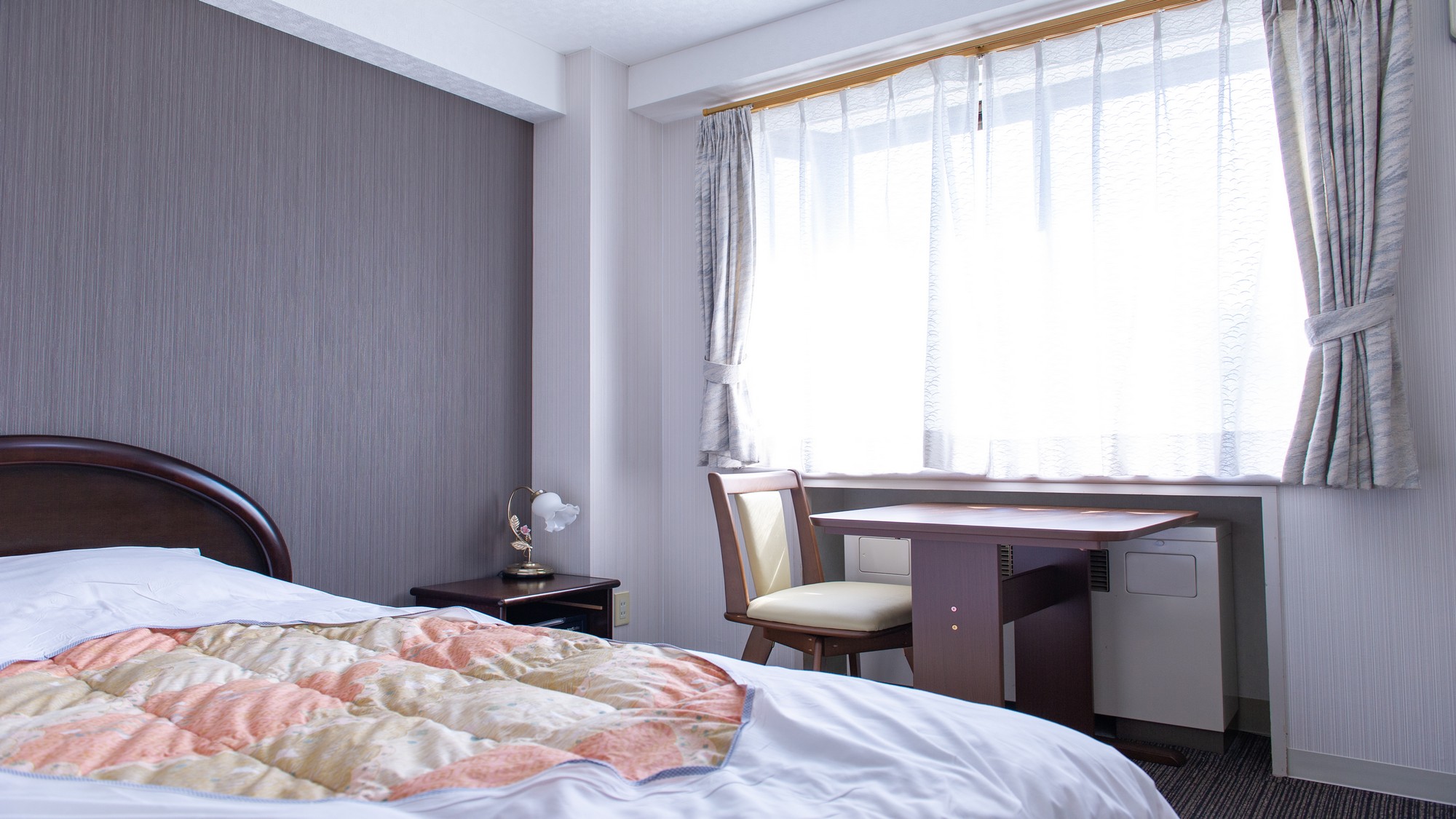 【客室】洋室シングル（バス・トイレ付き）眺めは、客室から、山々が見え、川のせせらぎが聞こえます。