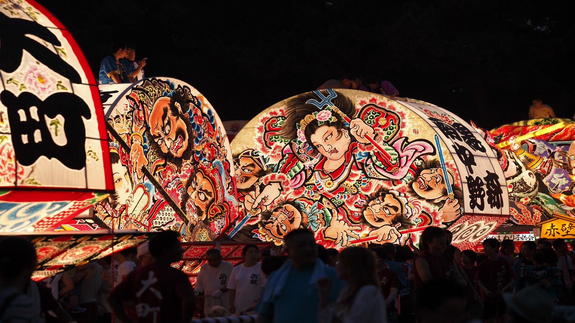 【黒石ねぷた祭り】古い街並みを練り歩く姿は、風情があり幻想的です。