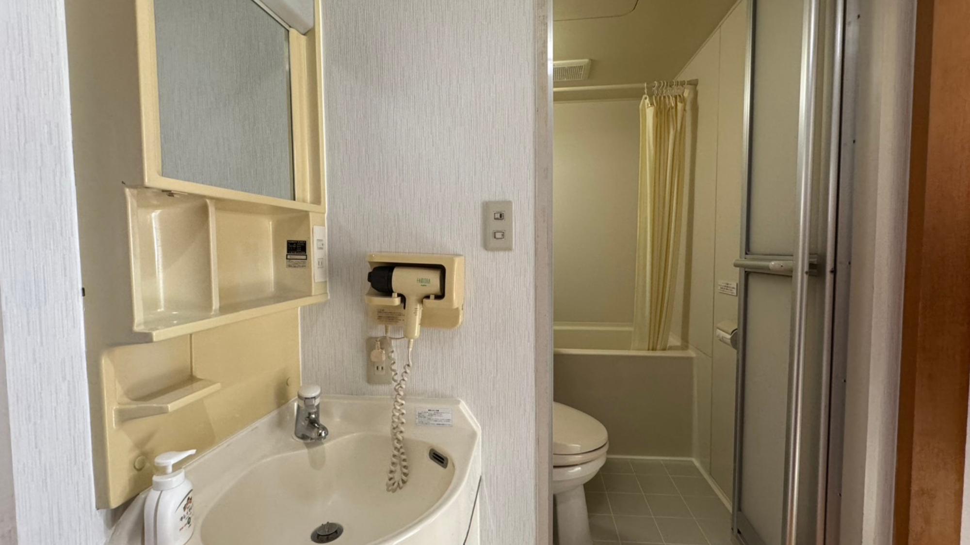 【客室一例】バスルームイメージ。各種アメニティも完備