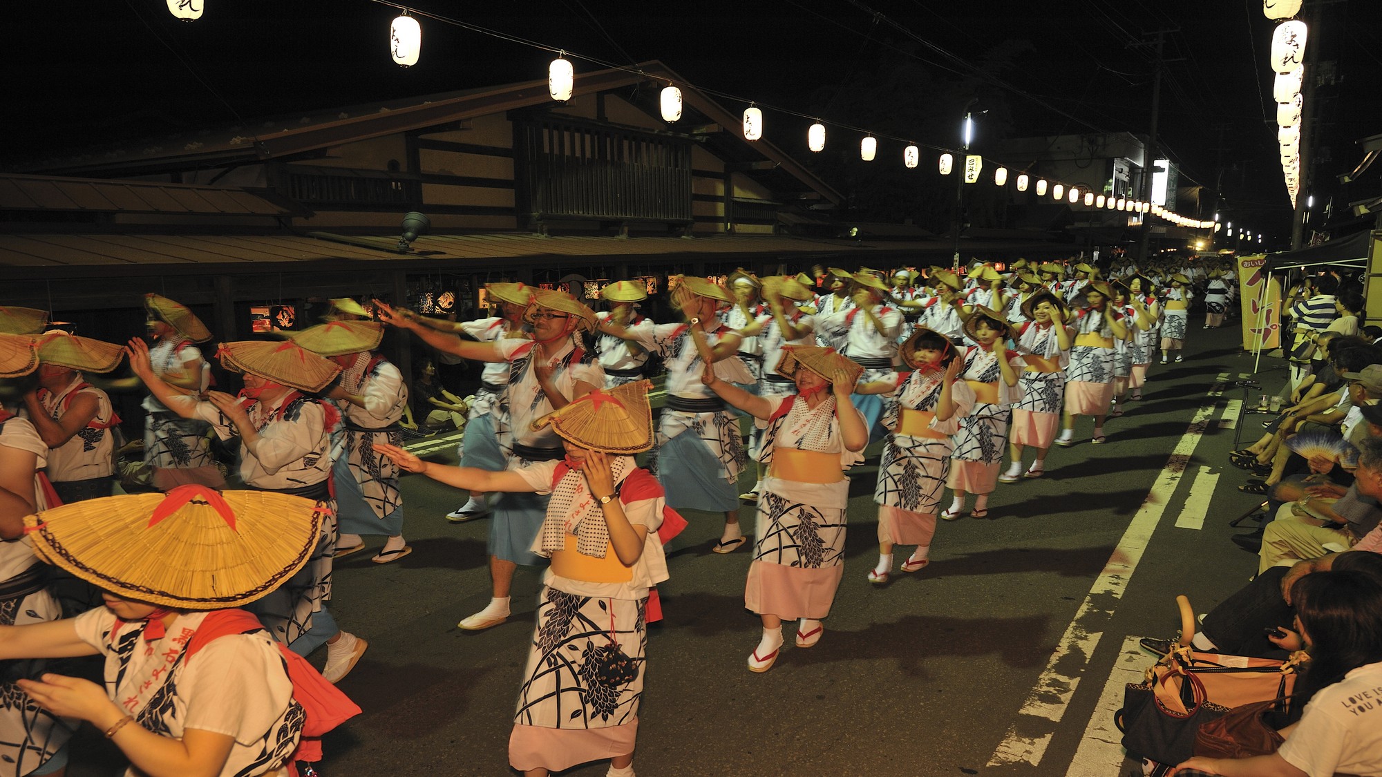 【黒石よされ】日本三大流し踊りの一つです。