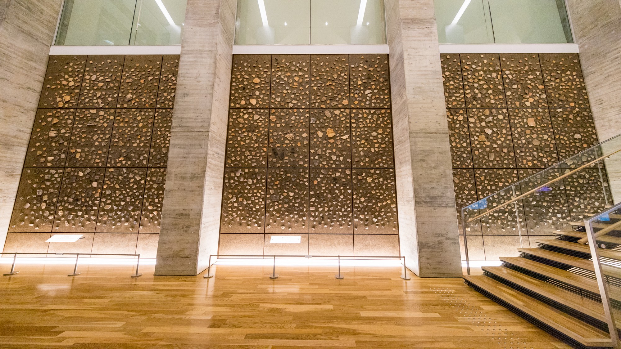 【特別史跡三内丸山遺跡】復元された竪穴建物や大型掘立柱建物を見ることができます。