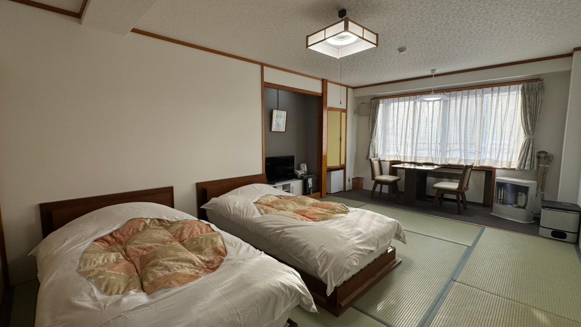 【和室ツインベッド10畳】窓の外には浅瀬石川が流れ、四季折々の景色をお楽しみいただけます。