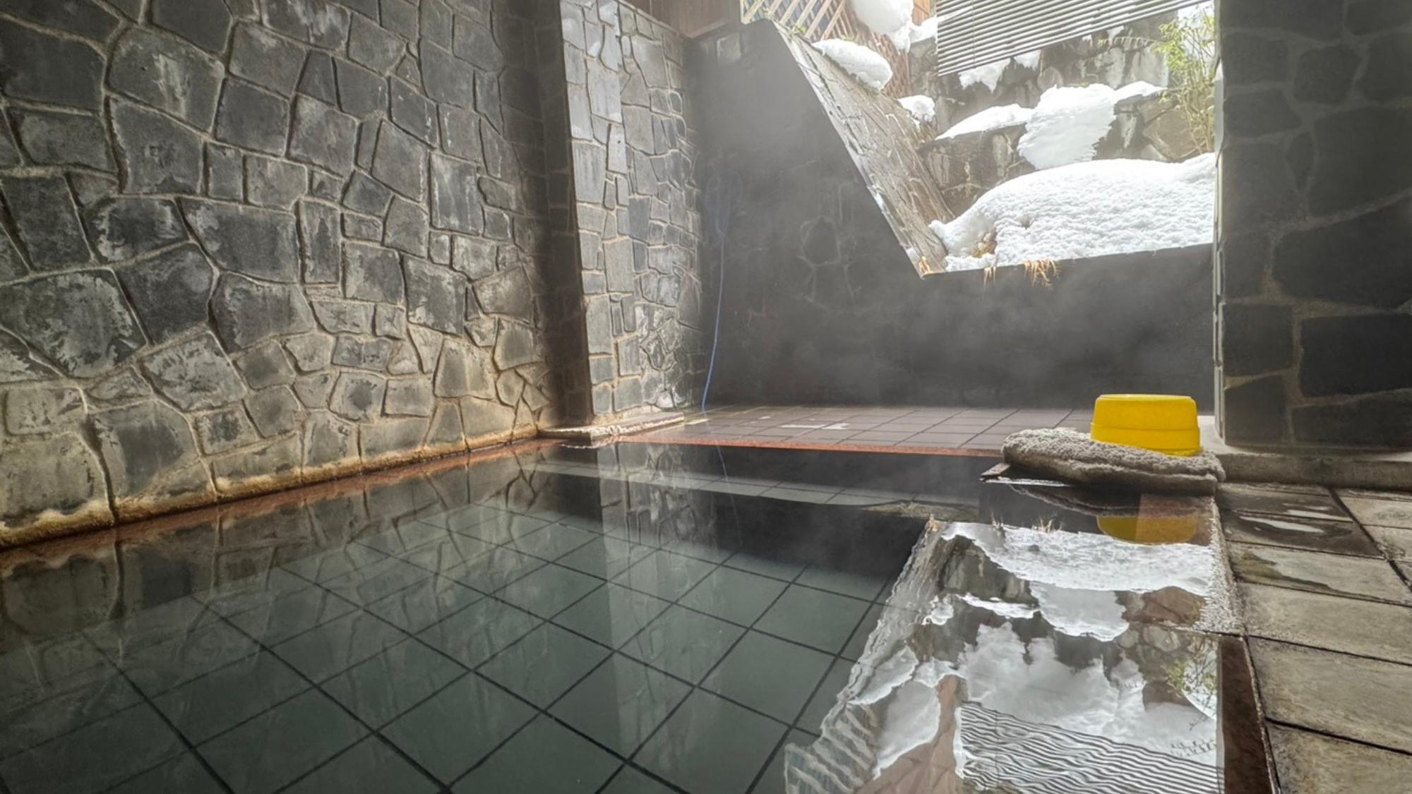 【雪見の湯】白雪を眺めて浸る冬の贅沢