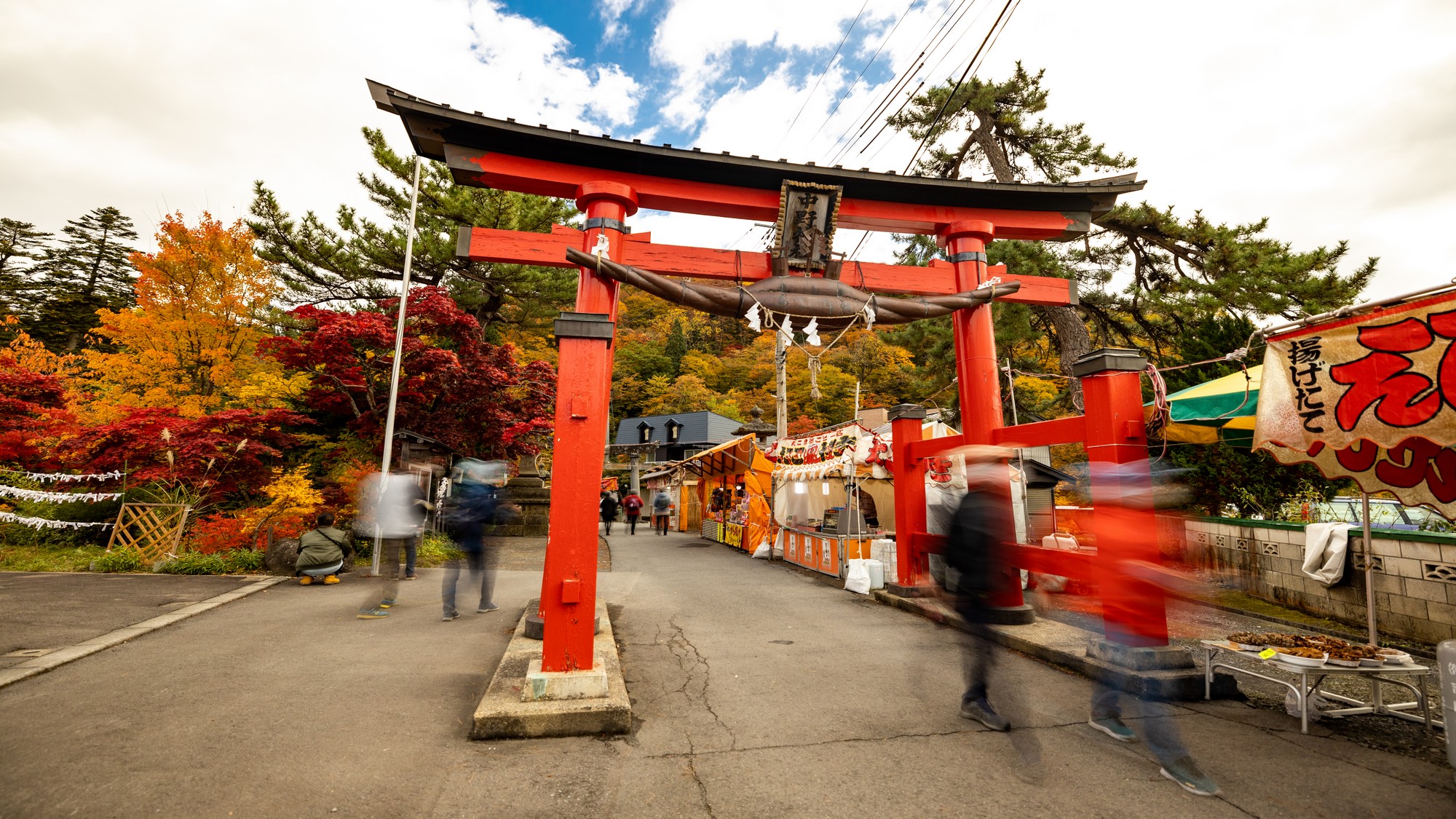 【中野神社】境内から続く中野もみじ山は、秋の紅葉が非常に美しく、小嵐山とも呼ばれています。
