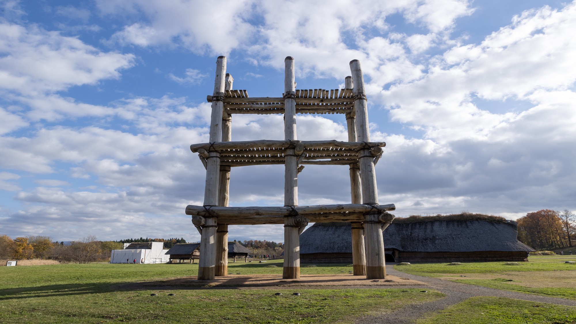 【特別史跡三内丸山遺跡】復元された竪穴建物や大型掘立柱建物を見ることができます。