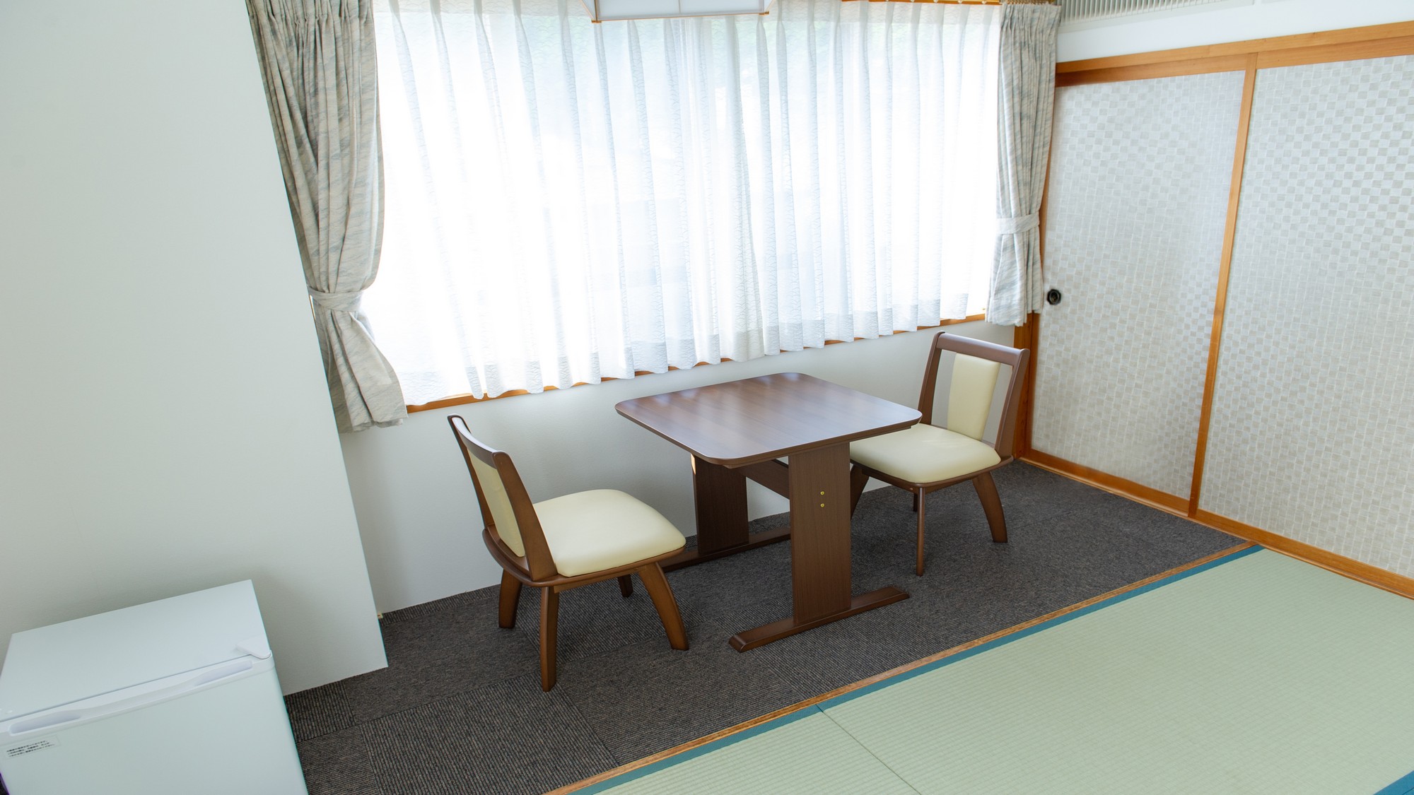 回転式の椅子なので、楽に立ったり座ったりできます。【客室】和室１０畳