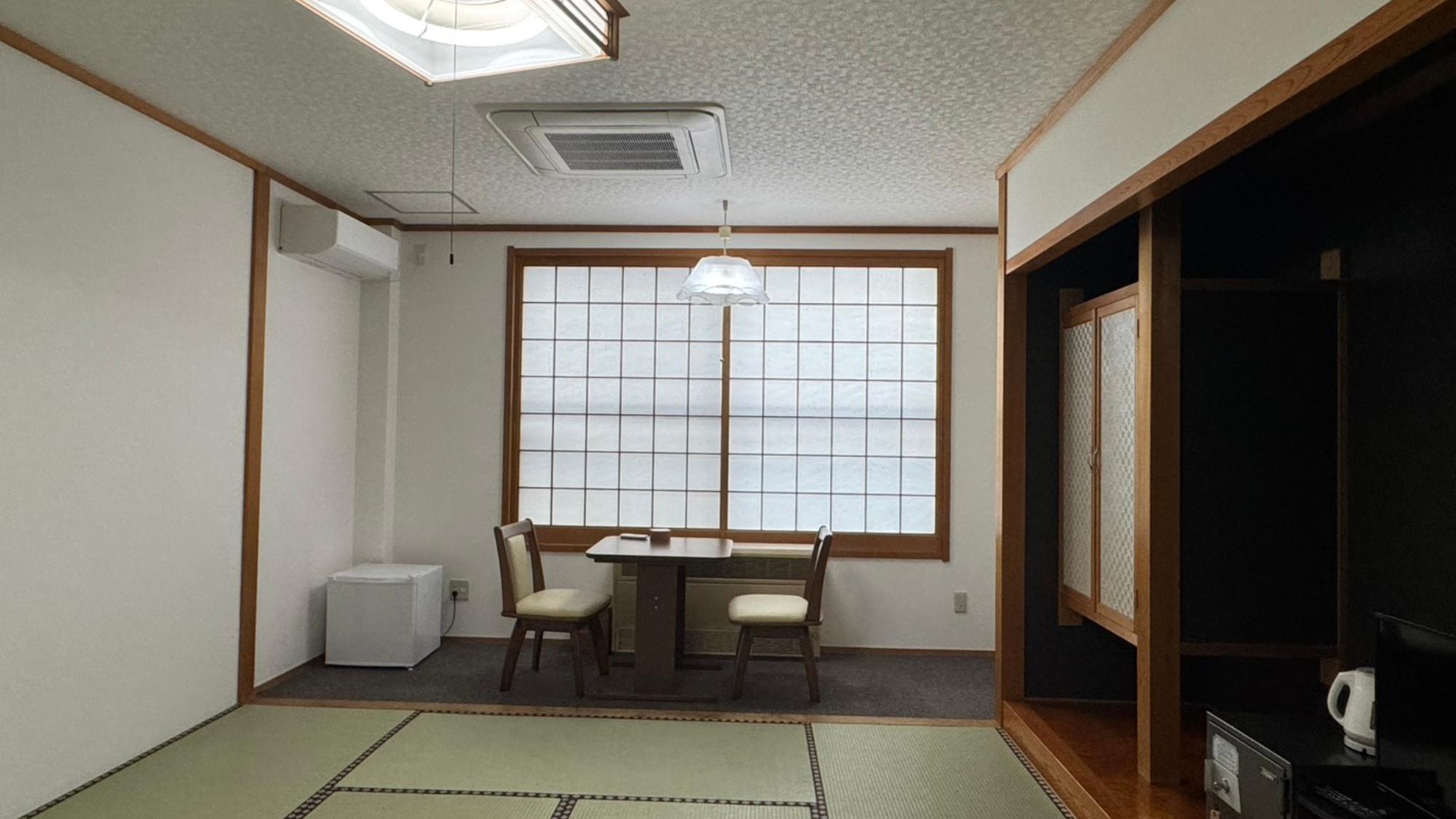 【客室一例】2022年に全客室をリニューアル！快適空間でゆったりとお過ごしください。