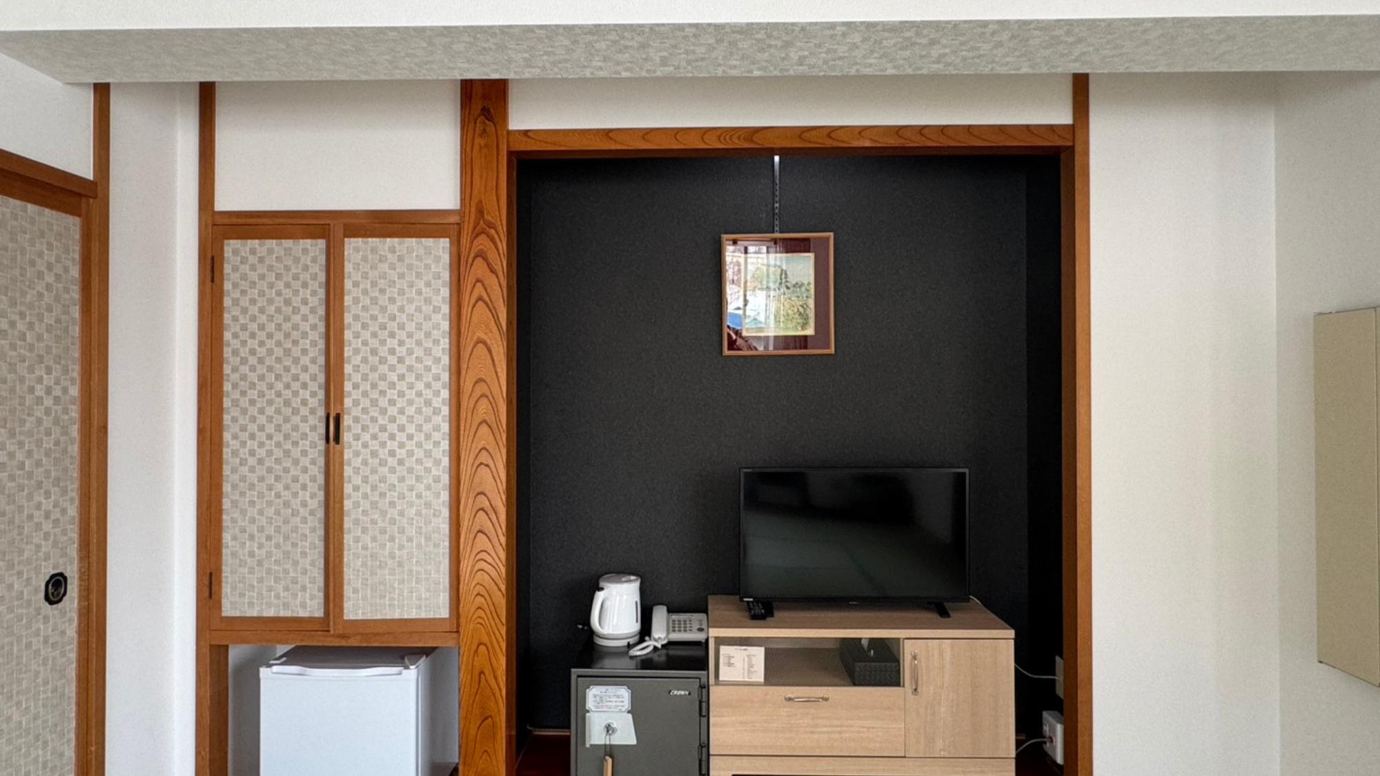 【客室】ポットや冷蔵庫など、様々なアメニティをご用意しております。