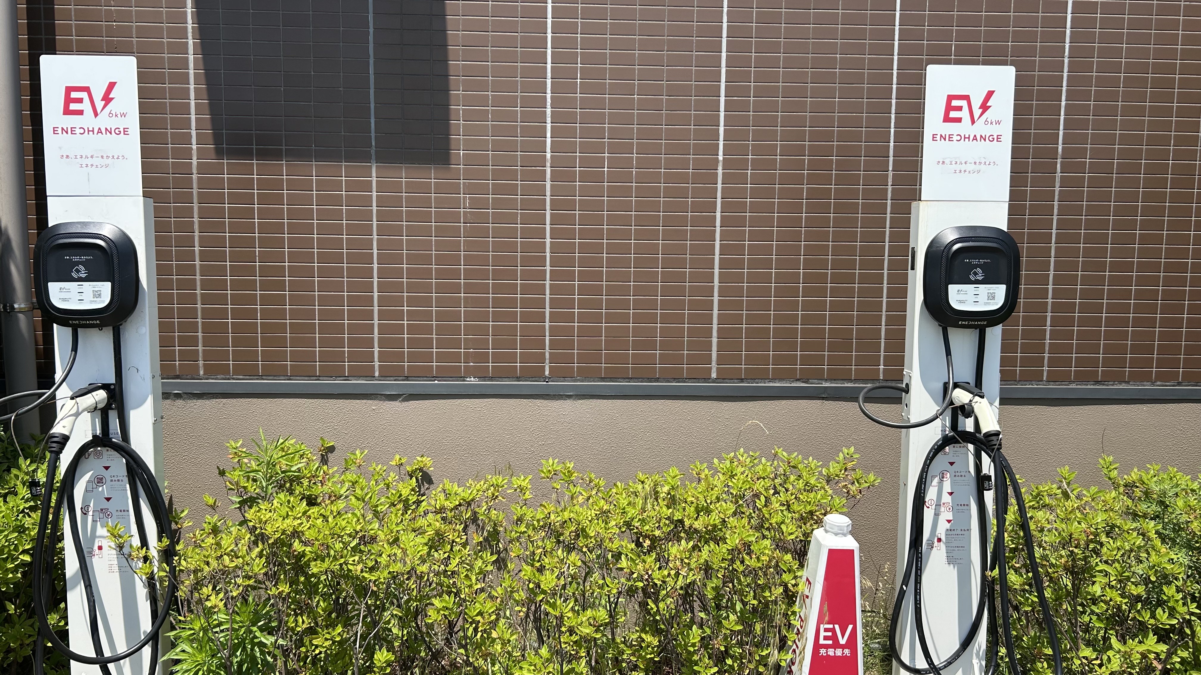 ホテル裏側に電気自動車充電設備が設置されました