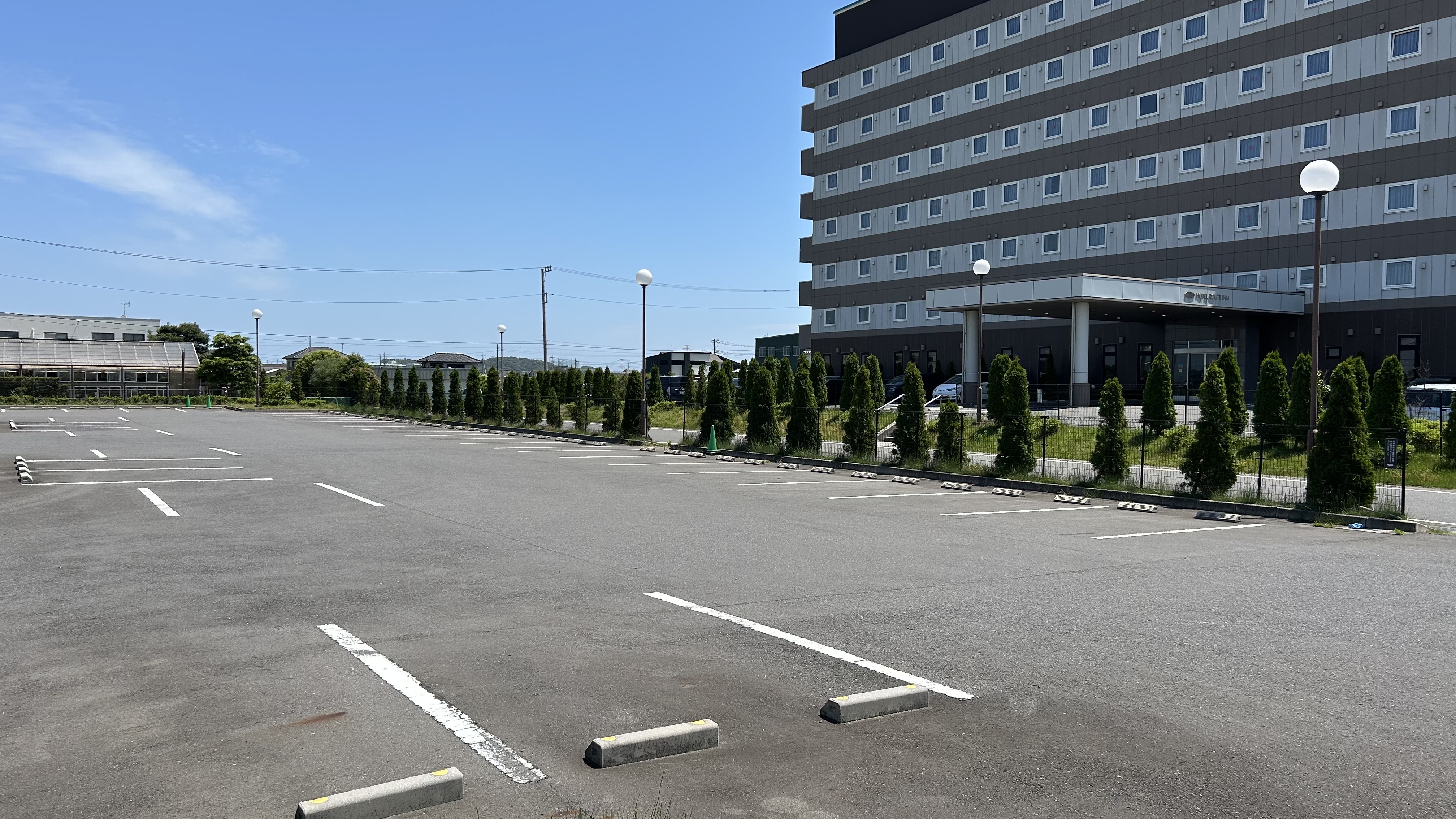 駐車場は広々144台駐車可能