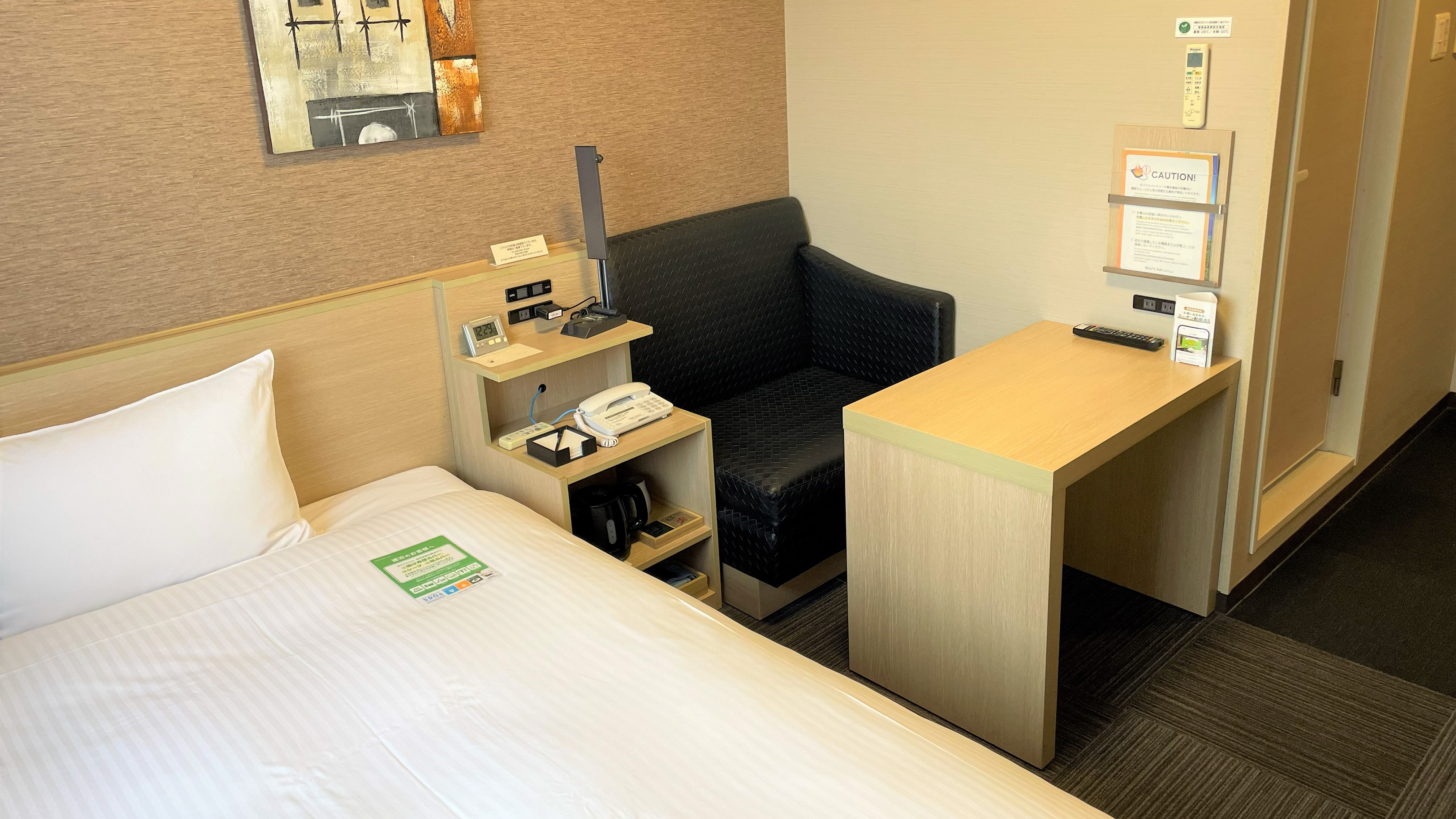 14㎡のお部屋に130cm幅のベッドを設置しております。デスク型テーブルとソファはワークスペースとしてもご利用いただけますので、ビジネス利用のお客様にもおすすめです。