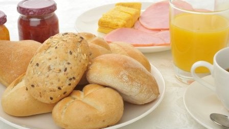 【朝食イメージ】ヨーロッパから直輸入のパン