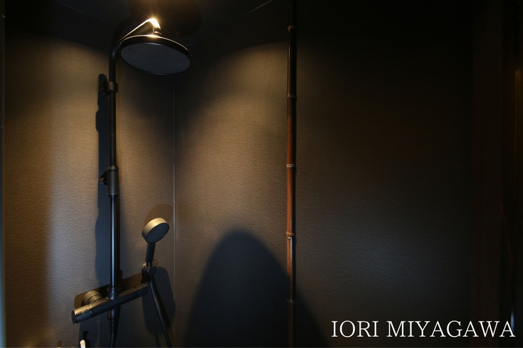 IORI MIYAGAWA　シャワー室