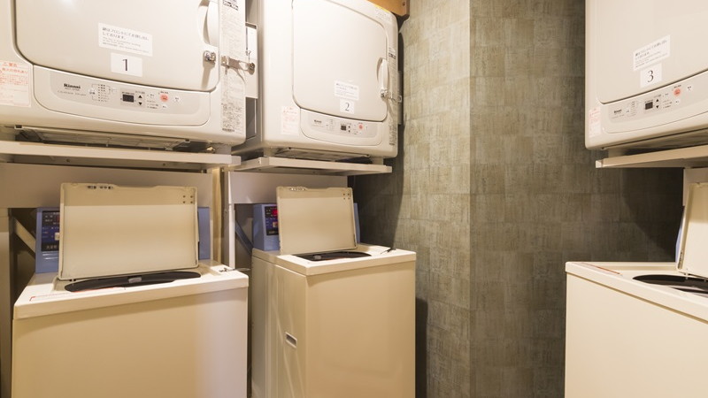 【男性】洗濯機、乾燥機3台（洗濯機無料、乾燥機20分100円）