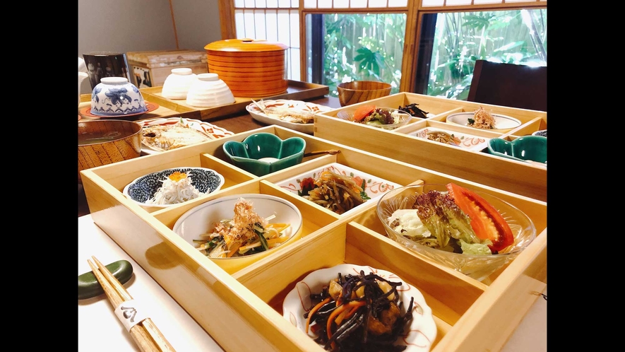 【朝食】干物と和食総菜の箱膳をご用意