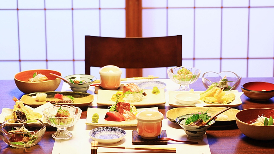 【ご夕食】魚介類をメインに海鮮会席をお愉しみいただけます。※一例