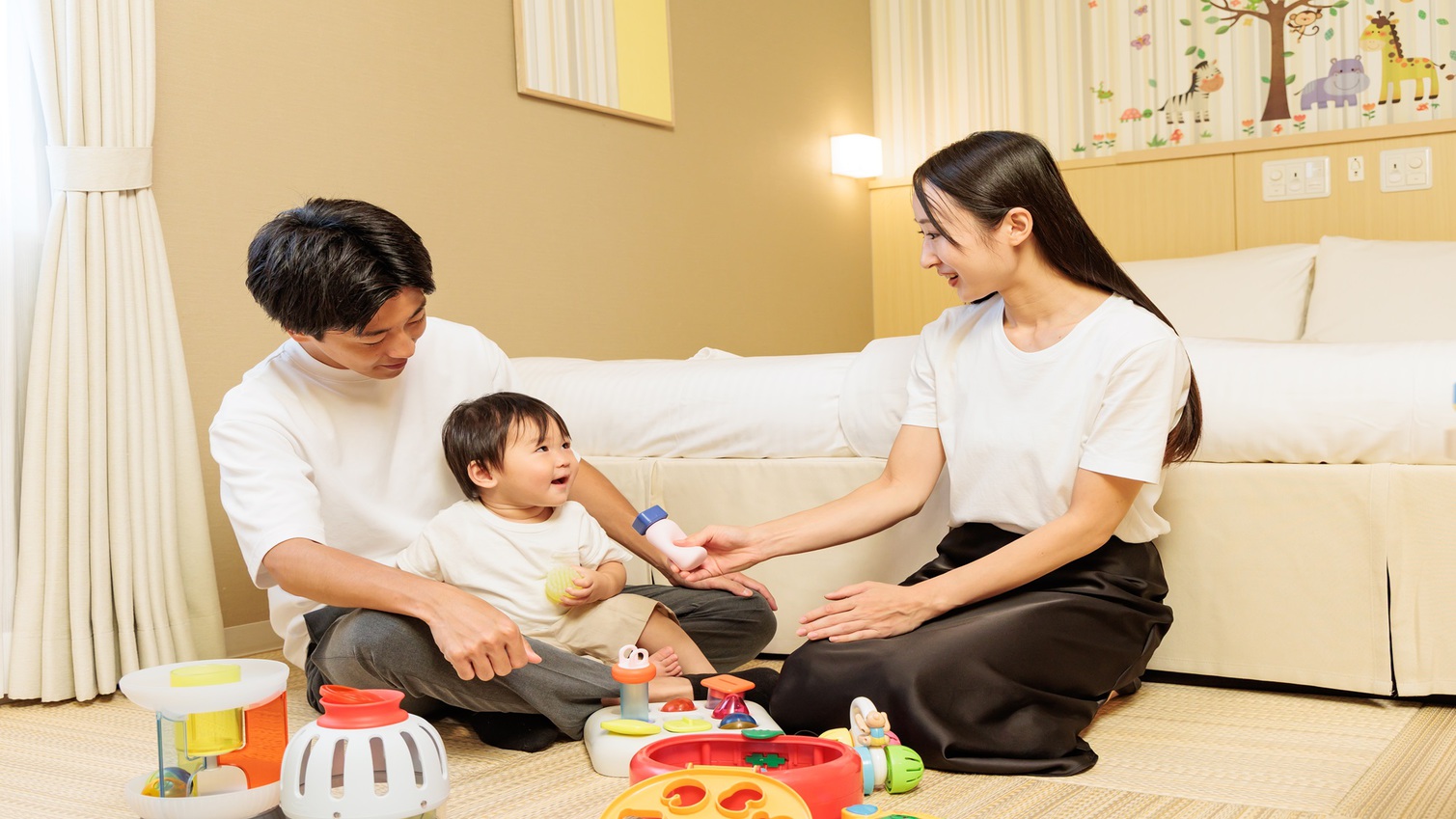 靴を脱いで寛げるよう床材に琉球畳を使用しております。