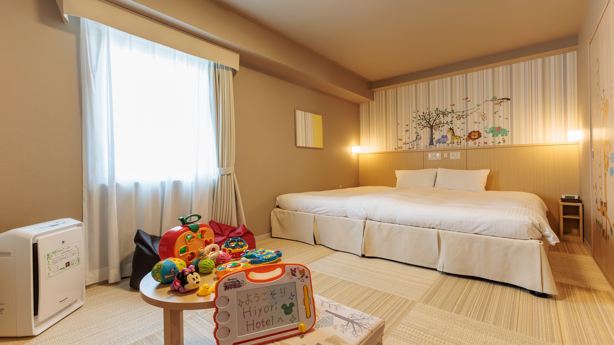 赤ちゃんとママさんにやさしいアイテムがぎっしりつまったお部屋です。