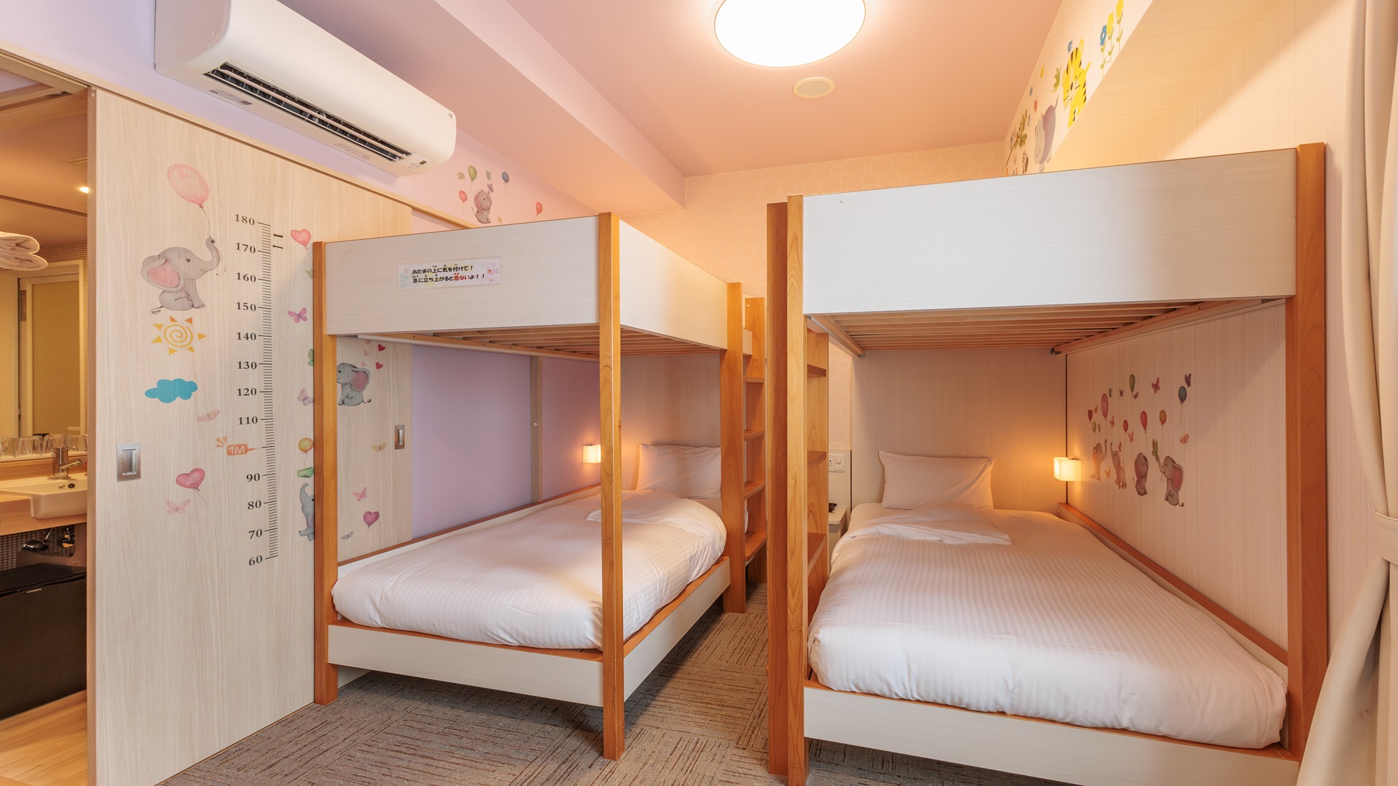 2段ベッドが2台入った4名様でご利用できるお部屋です。