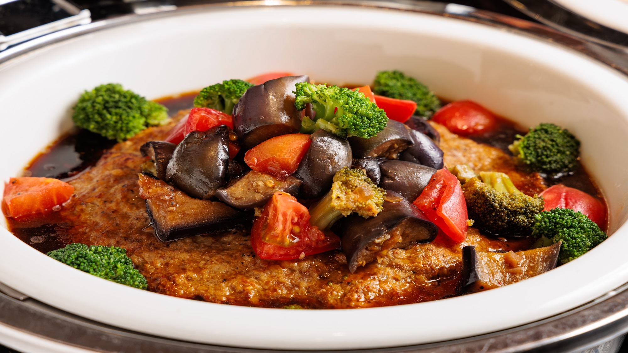 【朝食】ジャンボハンバーグは開業時からの人気メニュー！（日替わりでの提供です）