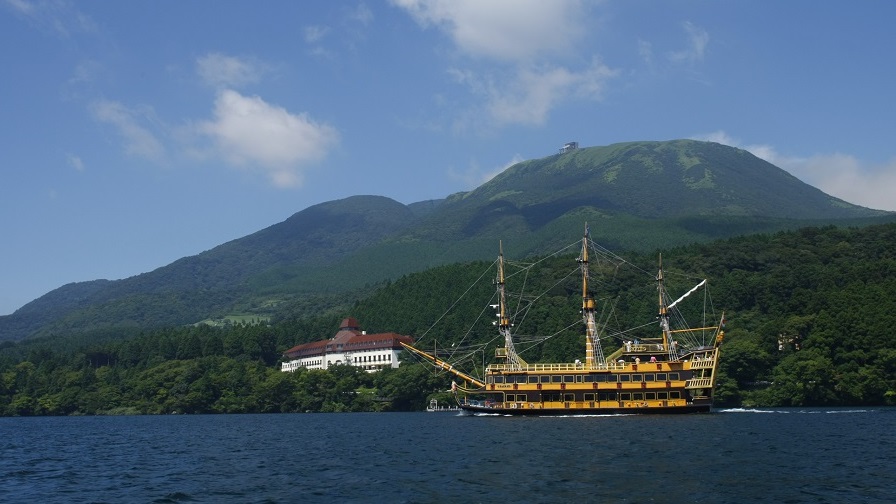 芦ノ湖から望む海賊船と山のホテル