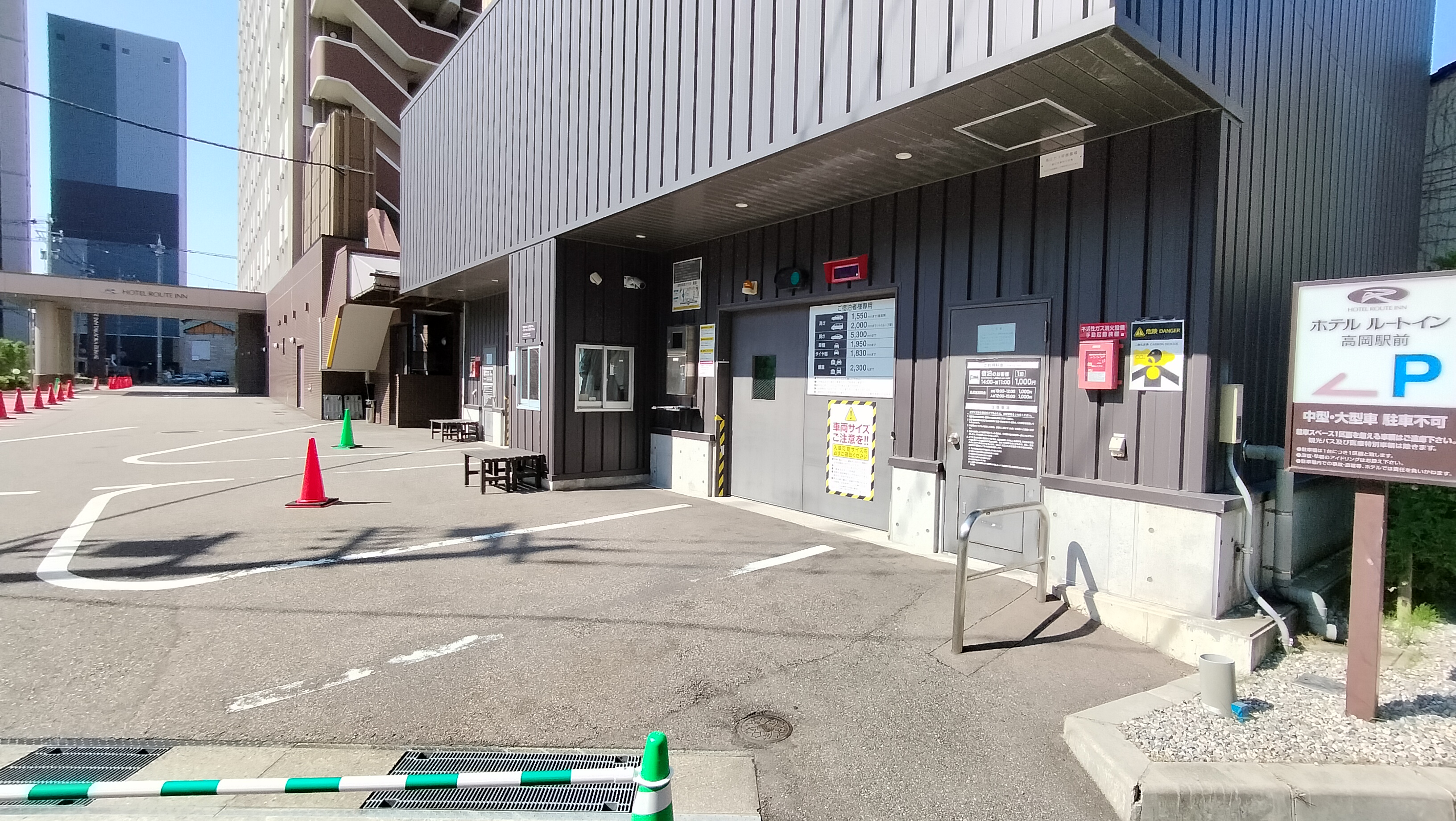 高さ2ｍまでのお車はご到着順に立体駐車場を1泊1台1000円にてご利用頂けます。