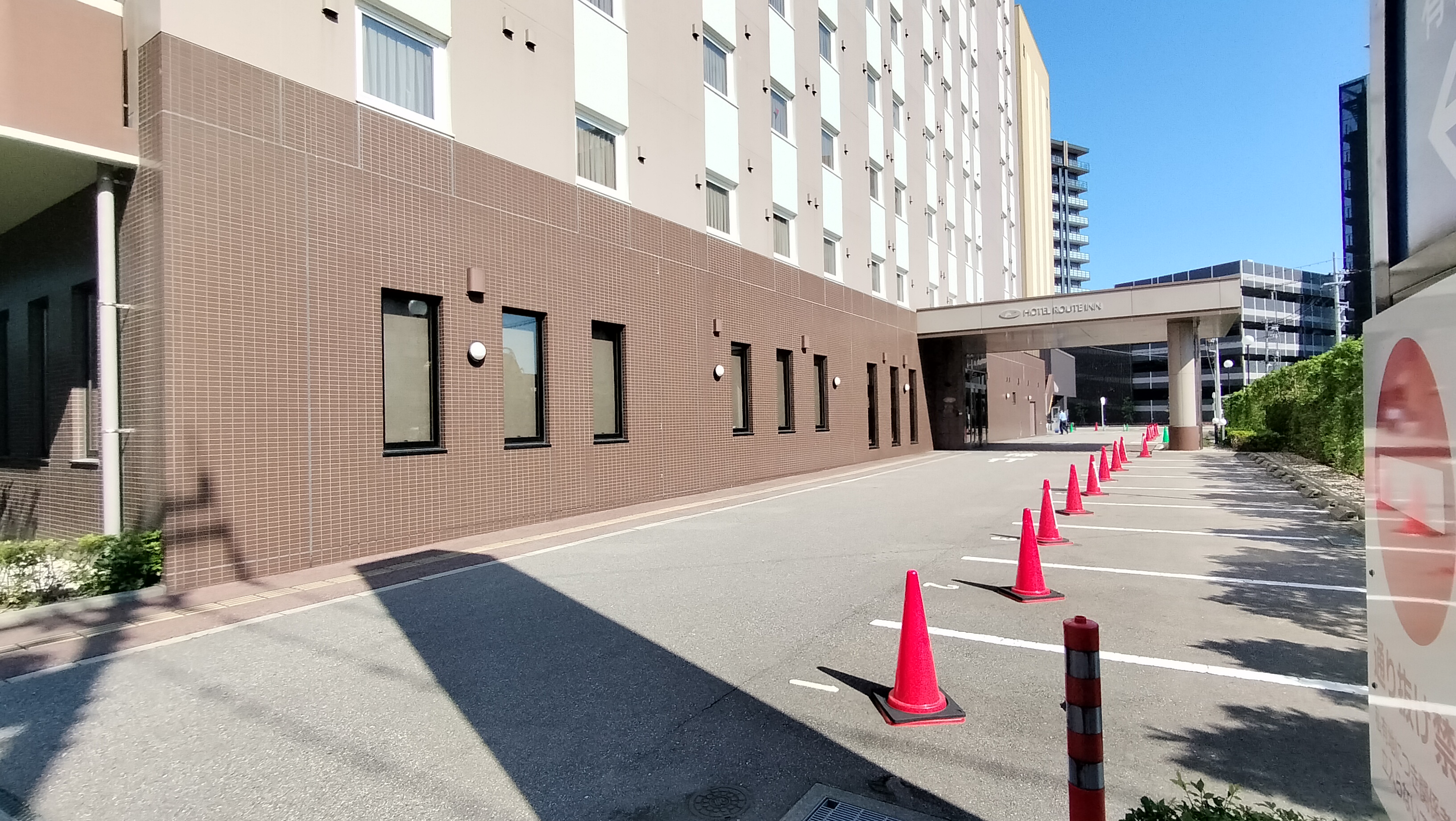 立体駐車場に入らないお車を1泊1台1000円にてご到着順にご案内しております。1区画に入らない大きなお車は別の駐車場へ手配が必要ですので事前にお知らせくださいませ。