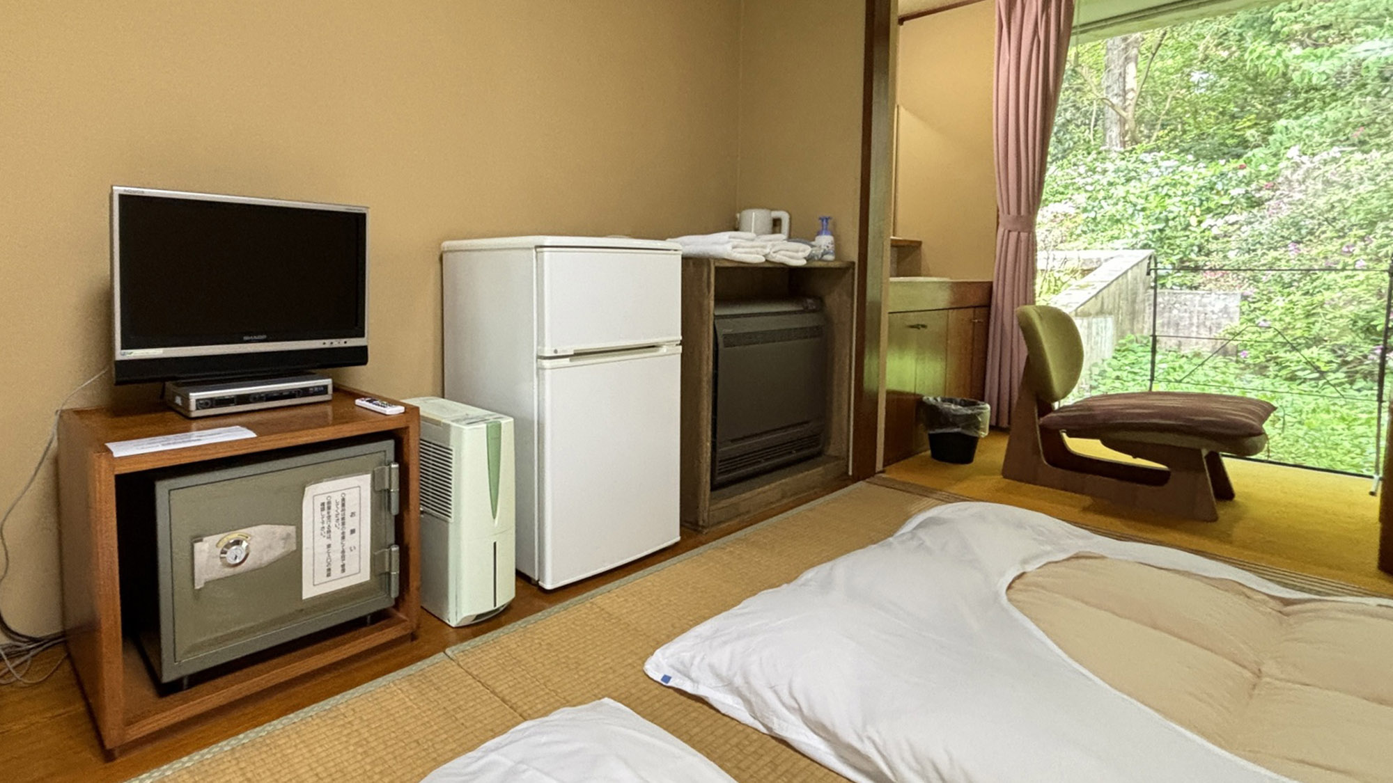 ・【和室15畳】冷蔵庫・テレビ・金庫など必要なものは一か所に配置しています