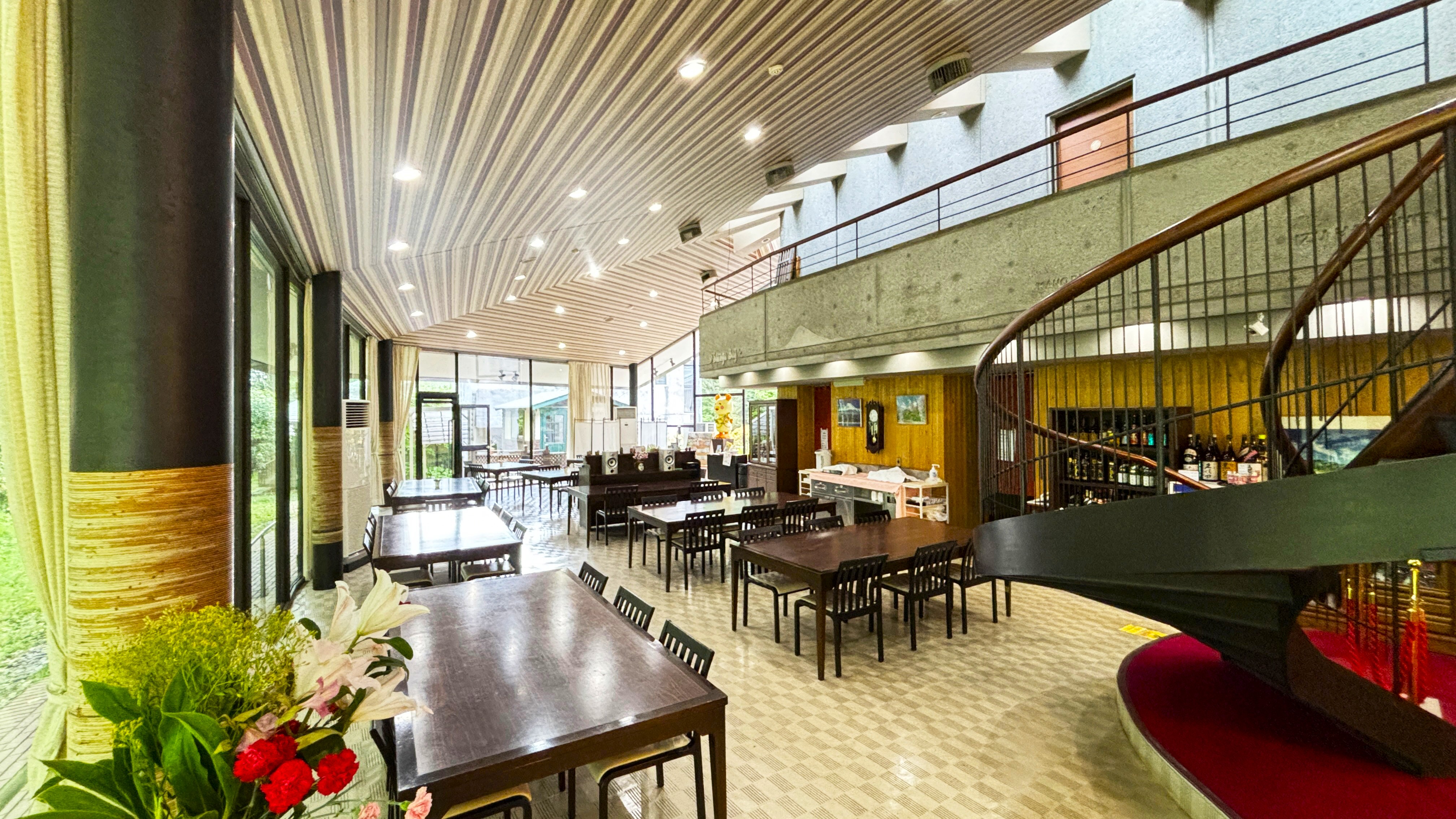 【ロビー/レストラン】吹き抜けロビーで寛ぐ