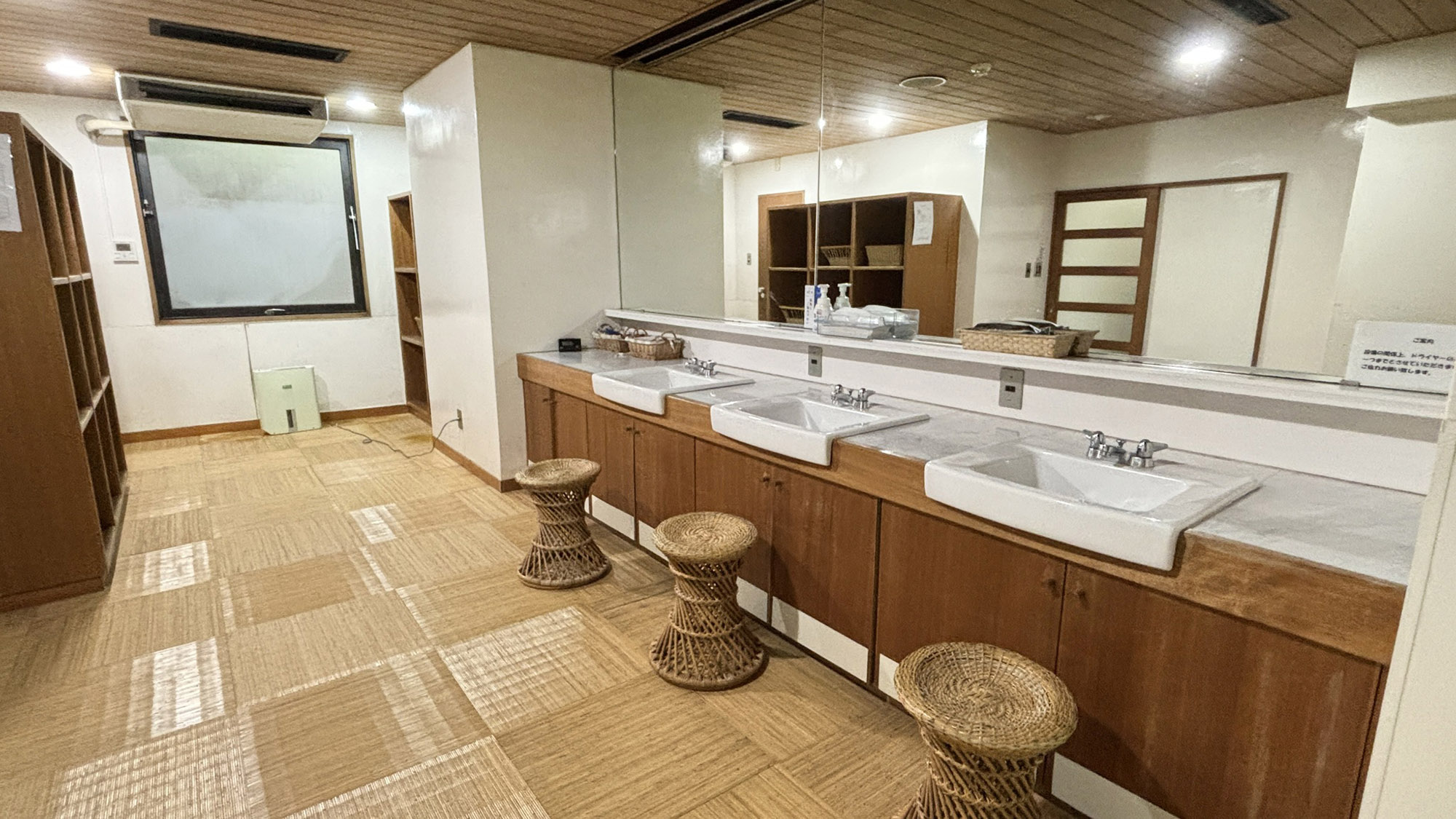 ・【脱衣所】広々としており落ち着きを感じる脱衣所。お風呂上りもゆっくりとリラックスいただけます