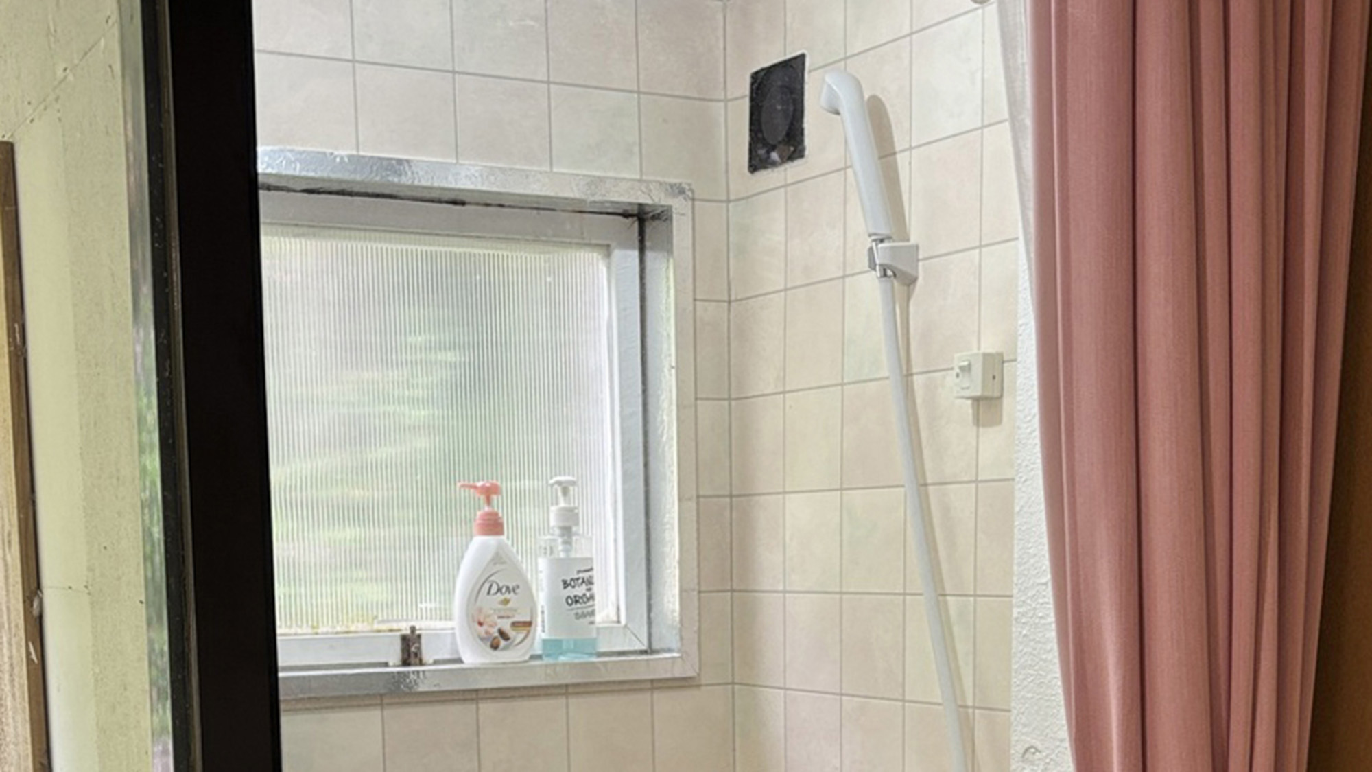 ・【和室7.5畳・シャワー】シャワーにはボディソープ・シャンプー・コンディショナーをご用意