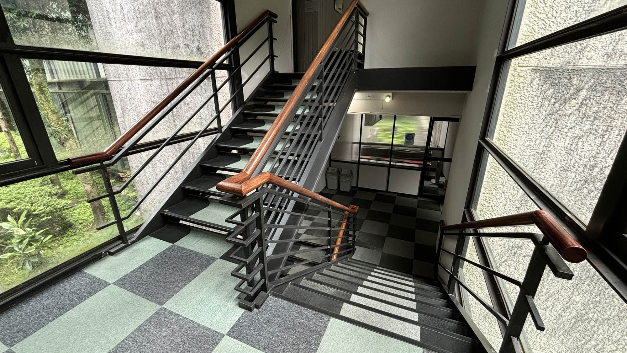 ・【宿泊棟】廊下と階段は市松模様で連続性を持たせています