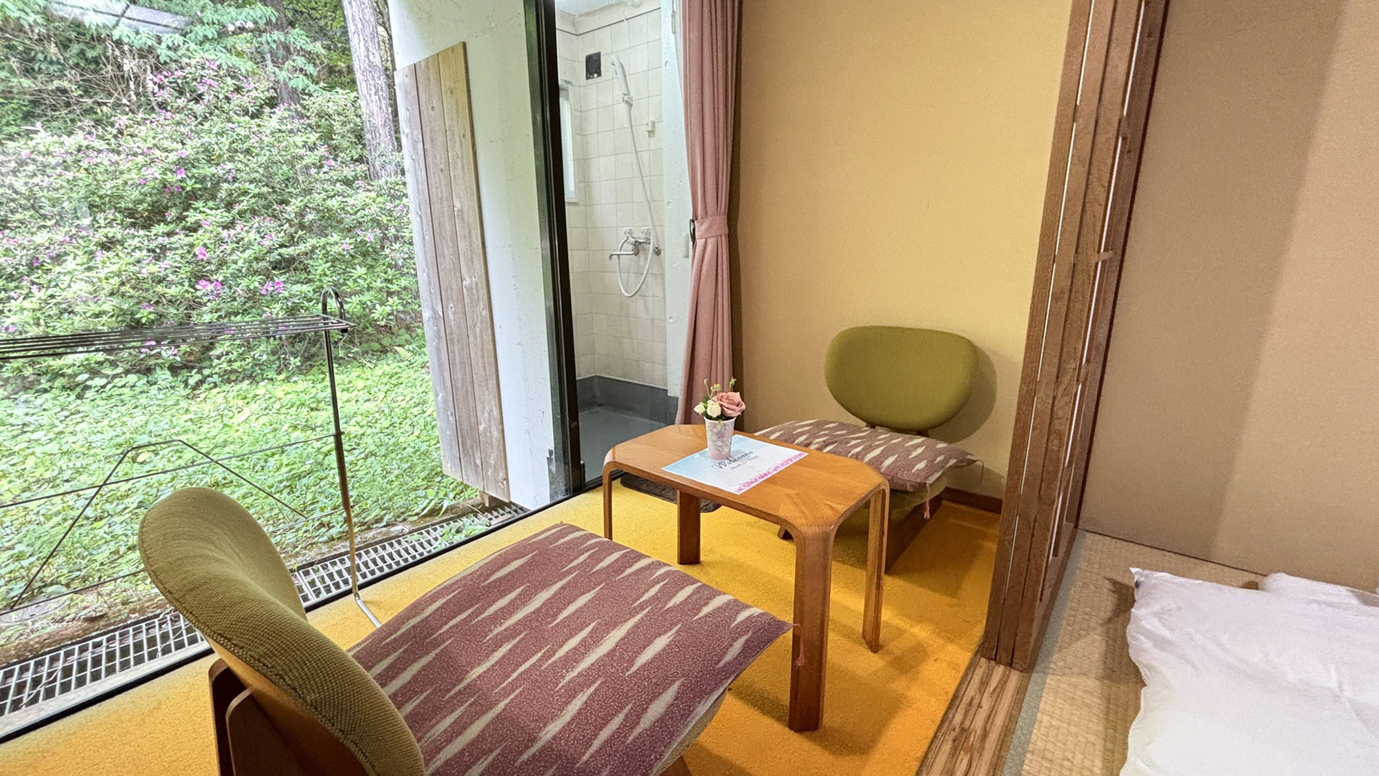 ・【和室7.5畳】就寝中の方に気兼ねなくシャワーをご利用頂けるシャワー・洗面台の配置です