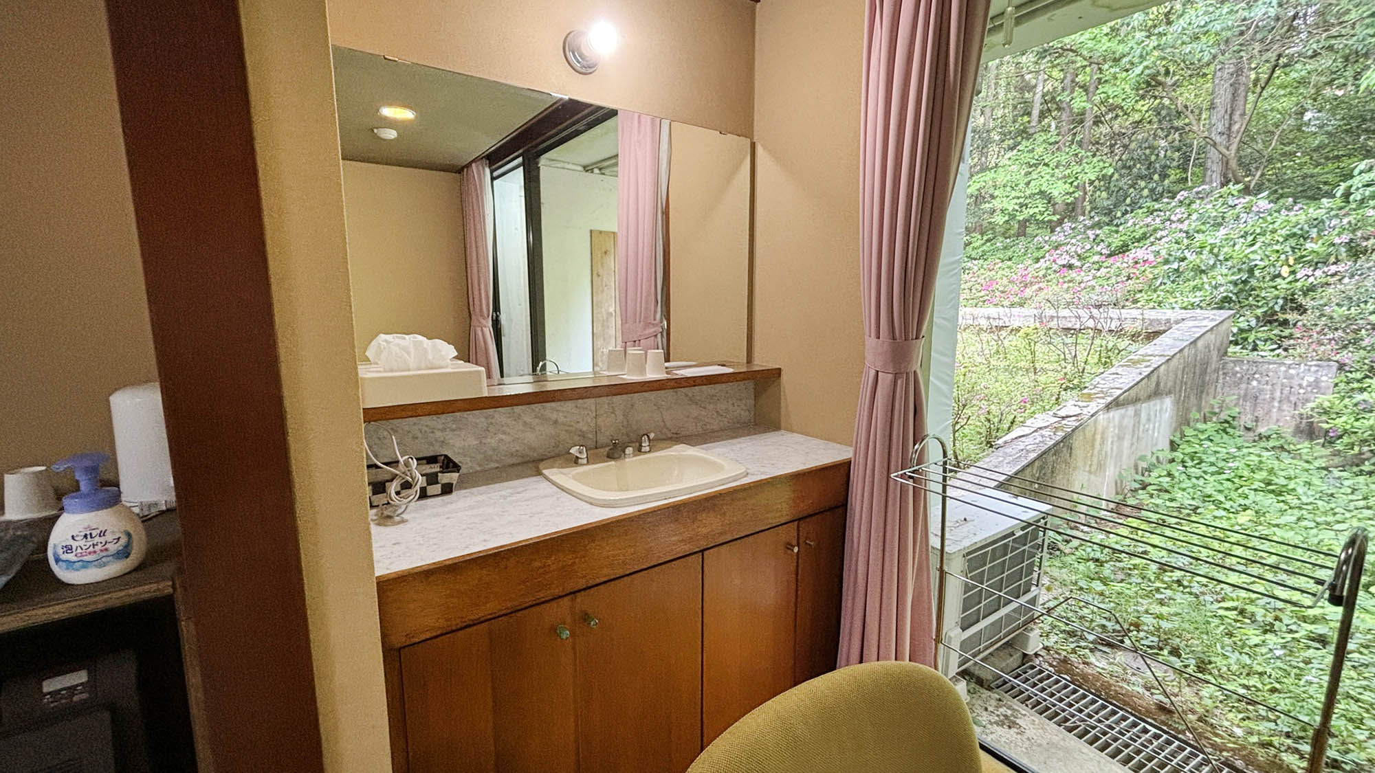 ・【和室7.5畳】鏡が大きく自然光が入るのが嬉しい洗面台・快晴の朝の心地よさは必至です