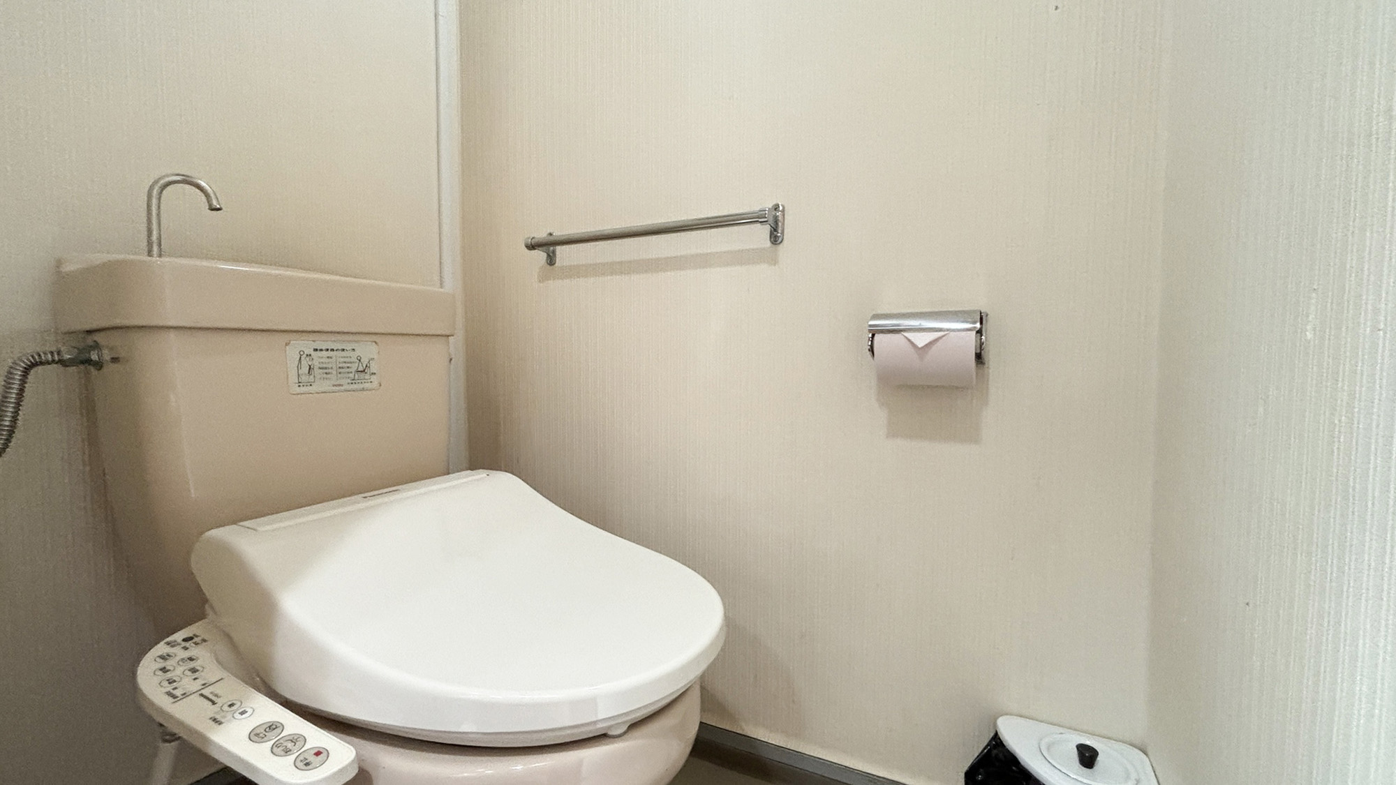 ・【和室15畳・トイレ】和室タイプのトイレも温水洗浄便座を完備しております