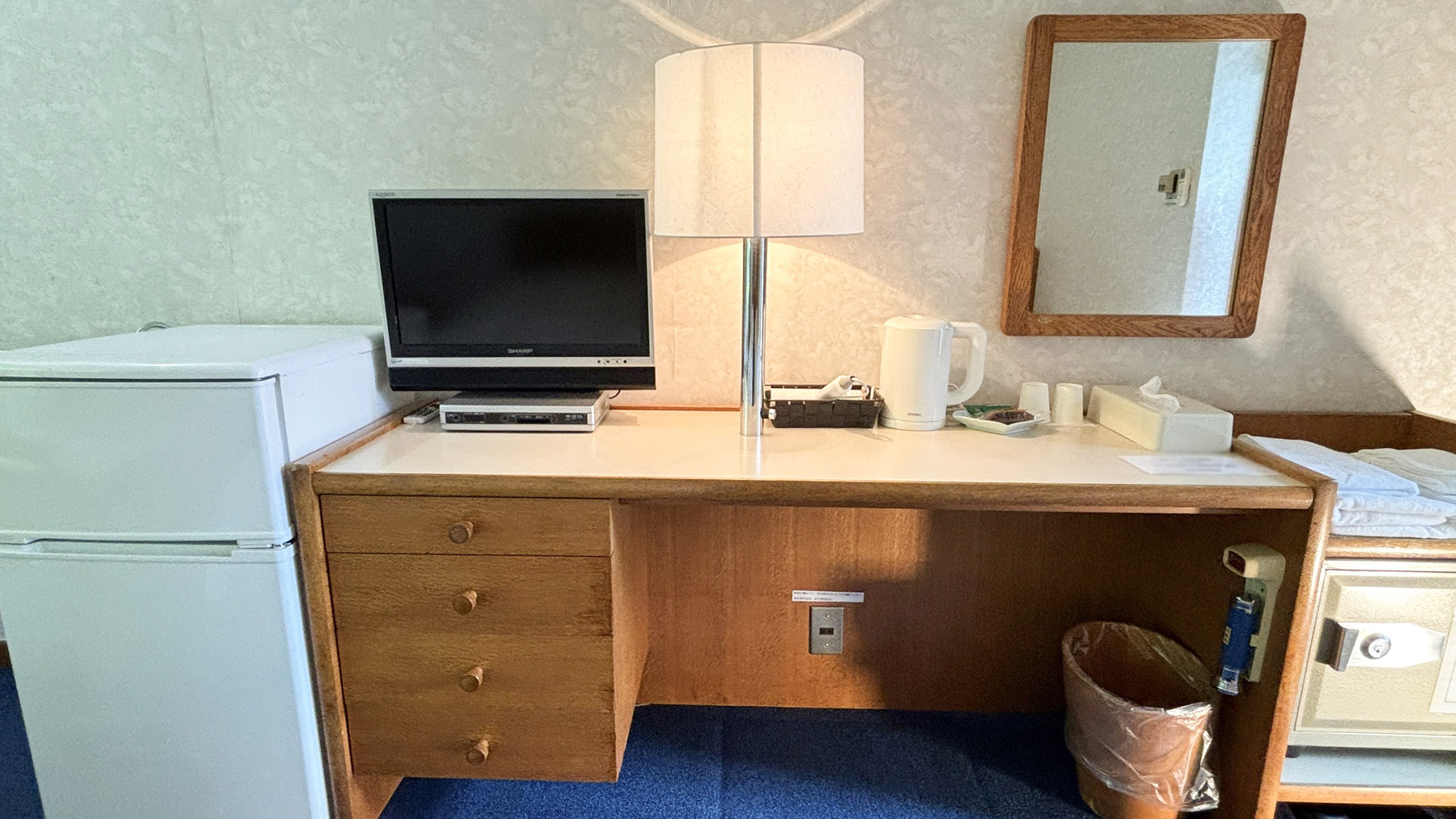 ・【ツイン・机】長めの机。電源ソケットを一か所設置していますデスクワークにご利用ください