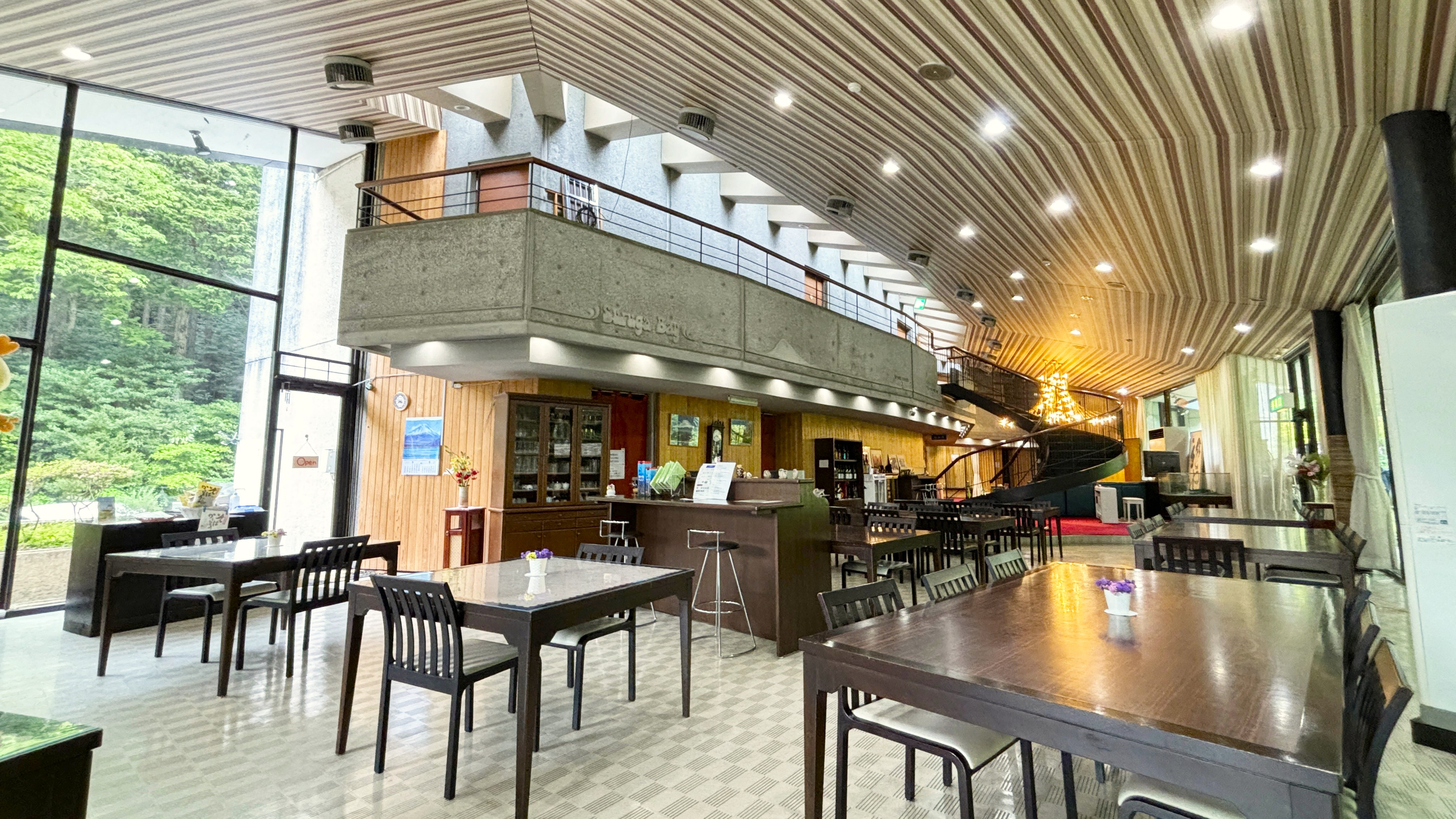 光差し込むダイニング