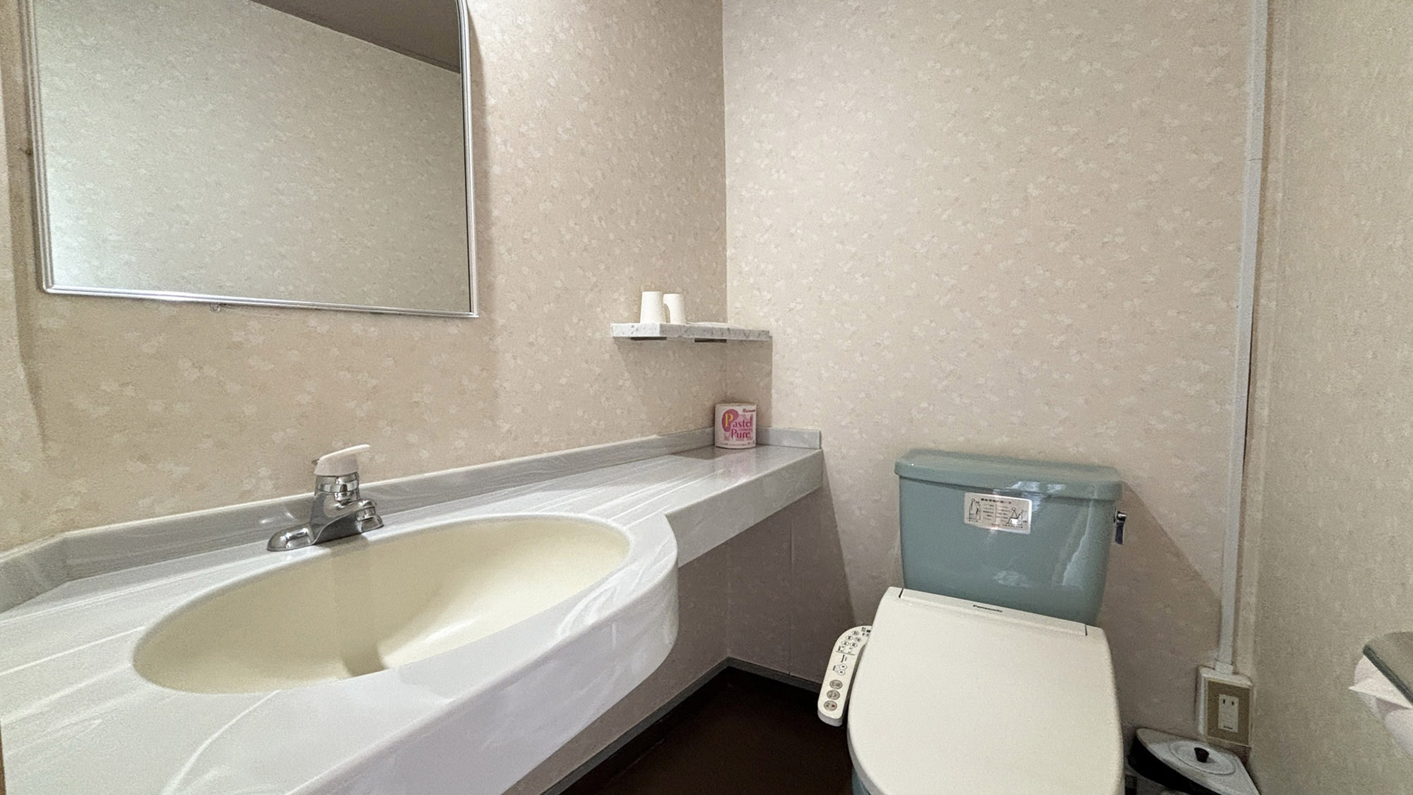 ・【ツイン・トイレ】洗面と一緒にした広めのトイレです